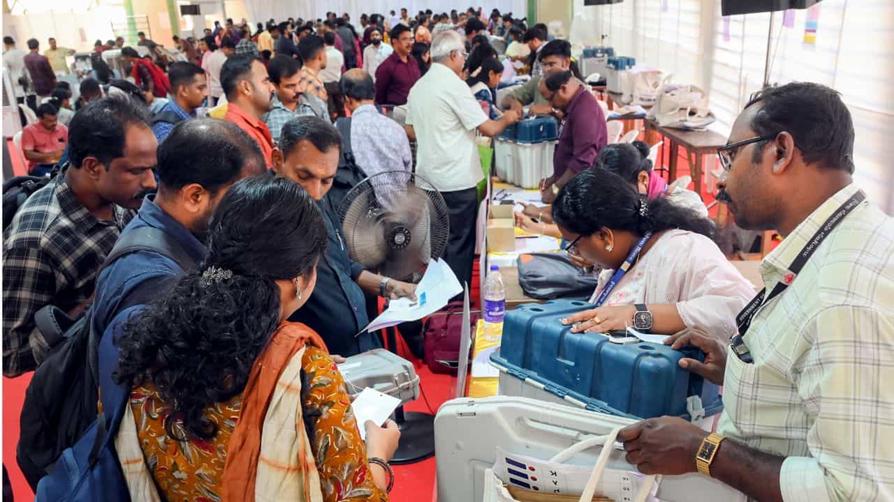 Kerala Assembly Election 2026: വോട്ട് ചെയ്ത് പുറത്തിറങ്ങിയ ആൾ കുഴഞ്ഞുവീണ് മരിച്ചു; സംഭവം തൃശ്ശൂരിൽ Kerala Assembly Election 2026: വോട്ട് ചെയ്ത് പുറത്തിറങ്ങിയ ആൾ കുഴഞ്ഞുവീണ് മരിച്ചു; സംഭവം തൃശ്ശൂരിൽ