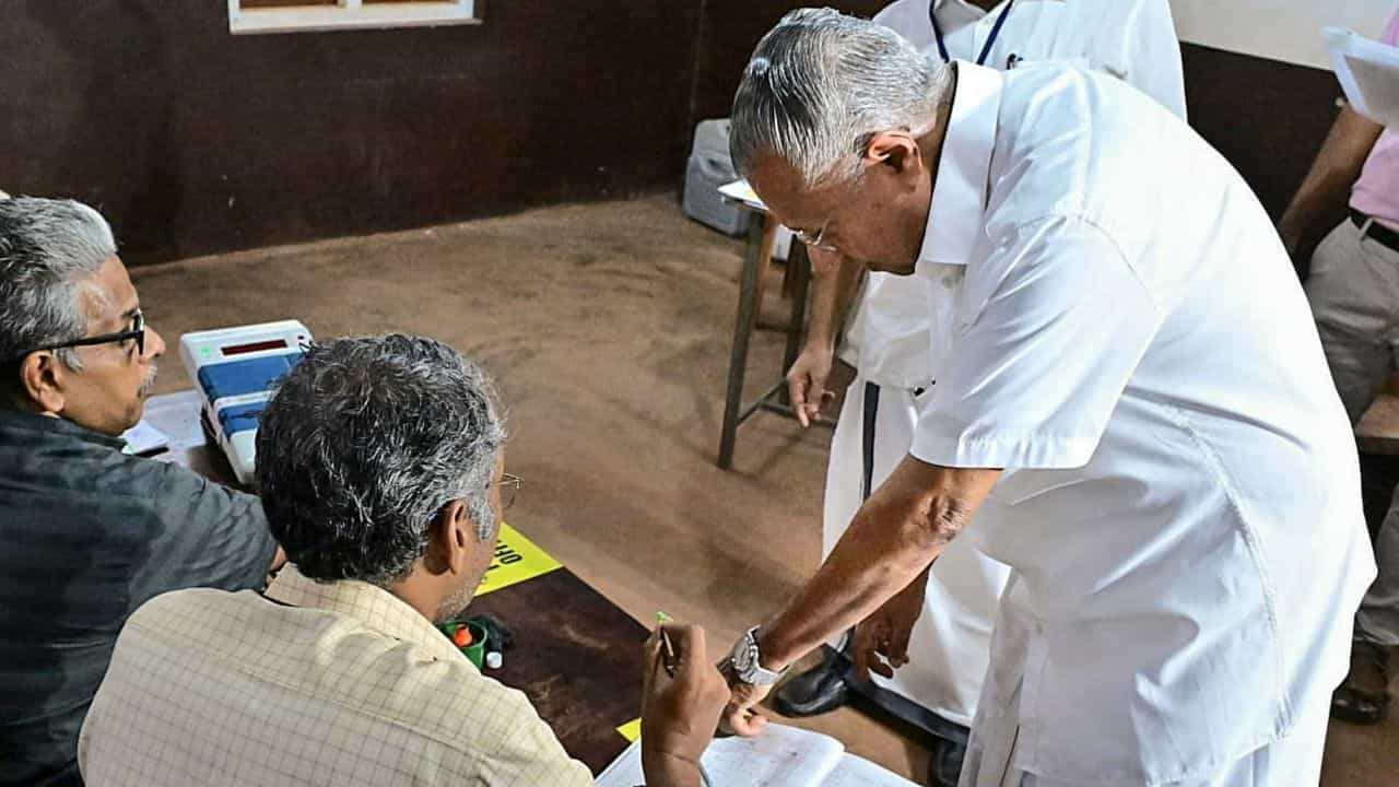 Kerala Assembly Election 2026: കള്ളവോട്ടും ഒളിക്യാമറയും...ഉച്ചവരെ പോളിങ് സംഭവബഹുലം; കേരളം വിധിയെഴുതുന്നു