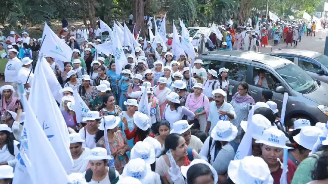 Nurses Strike: കോഴിക്കോട് നഴ്സുമാരുടെ സമരം അവസാനിച്ചു; ശമ്പള വർദ്ധനവ് അടക്കം പരിഗണിക്കാമെന്ന് ഉറപ്പ് Nurses Strike: കോഴിക്കോട് നഴ്സുമാരുടെ സമരം അവസാനിച്ചു; ശമ്പള വർദ്ധനവ് അടക്കം പരിഗണിക്കാമെന്ന് ഉറപ്പ്