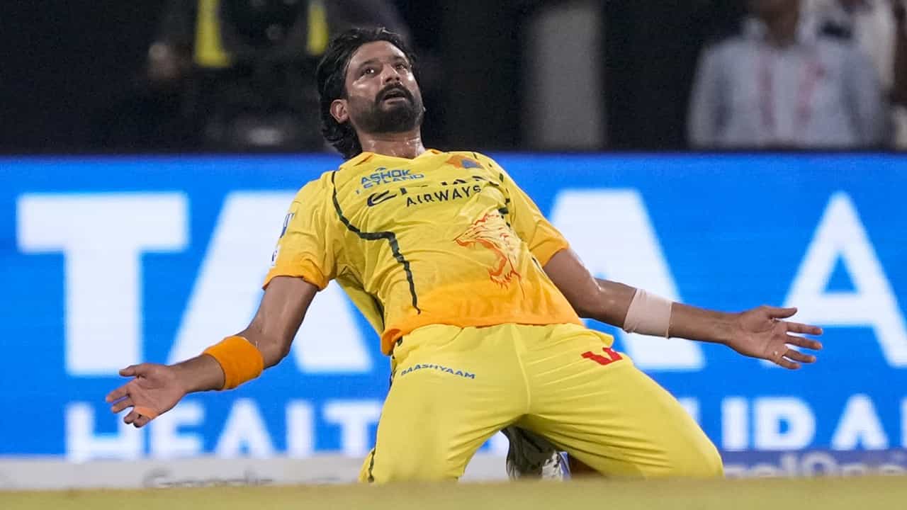 Khaleel Ahmed: ചെന്നൈ സൂപ്പര് കിങ്സിന് കൂനിന്മേല് കുരു; ഖലീല് അഹമ്മദ് പരിക്കേറ്റ് പുറത്ത് Khaleel Ahmed: ചെന്നൈ സൂപ്പര് കിങ്സിന് കൂനിന്മേല് കുരു; ഖലീല് അഹമ്മദ് പരിക്കേറ്റ് പുറത്ത്