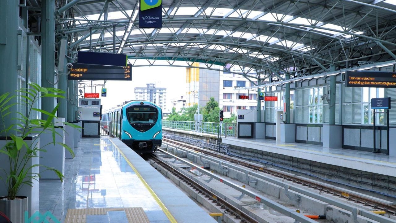 എറണാകുളം നഗരത്തിലെ ഗതാഗതക്കുരുക്കില്‍ പെടാതെ സുഗമമായി യാത്ര ചെയ്യാന്‍ ആളുകളെ സഹായിക്കുന്ന സംവിധാനമാണ് കൊച്ചി മെട്രോ. ആലുവ മുതല്‍ തൃപ്പൂണിത്തുറ വരെ നീണ്ടുകിടക്കുന്ന മെട്രോ റെയില്‍, നഗരത്തിന്റെ വിവിധ ഭാഗങ്ങളെ കോര്‍ത്തിണക്കിയാണ് യാത്ര നടത്തുന്നത്. തിരക്കുള്ള സമയങ്ങളില്‍ അധിക സര്‍വീസുകള്‍ നടത്തിയും മെട്രോ യാത്രക്കാരെ ഞെട്ടിക്കുന്നു. (Image Credits: Kochi Metro Facebook Page)