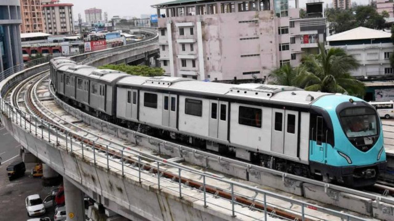 പറ്റിച്ചല്ലോ നാഥാ എന്നാണോ ചിന്ത, ഏയ് അതൊന്നും വേണ്ട, ആദ്യമായി എറണാകുളത്ത് എത്തുന്ന ആളുകളെ സംബന്ധിച്ച് ഈ അറിവ് ചെറുതല്ല, എല്ലാവര്‍ക്കും എല്ലാ റൂട്ടും വളരെ കൃത്യമായി അറിഞ്ഞിരിക്കണം എന്നില്ലല്ലോ. വൈറ്റില വന്നിറങ്ങിയാല്‍ മാത്രമല്ല, വേറെയും സ്ഥലങ്ങളില്‍ നിന്ന് പത്തനംതിട്ടയിലേക്ക് പോകാനാകും. 

