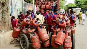 അതിഥി തൊഴിലാളികൾക്ക് ആശ്വാസം; സംസ്ഥാനങ്ങൾക്കുള്ള സിലിണ്ടറുകളുടെ..