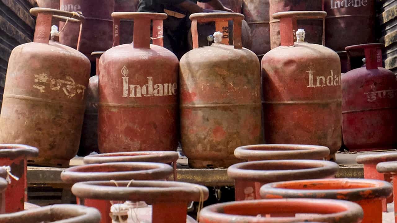 Commercial LPG Prices Hike: വാണിജ്യ എല്‍പിജി നിരക്കില്‍ കുതിച്ചുചാട്ടം; വര്‍ധിപ്പിച്ചത് ഇത്രയും