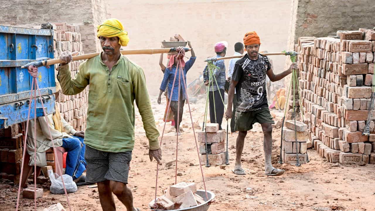 International Labour Day 2026: അവകാശപ്പോരാട്ടങ്ങളുടെ സ്മരണ, വിയർപ്പുതുള്ളികൾക്ക് ആദരമർപ്പിച്ച് ഒരു ദിനം കൂടി; മെയ് ദിന ആശംസകൾ