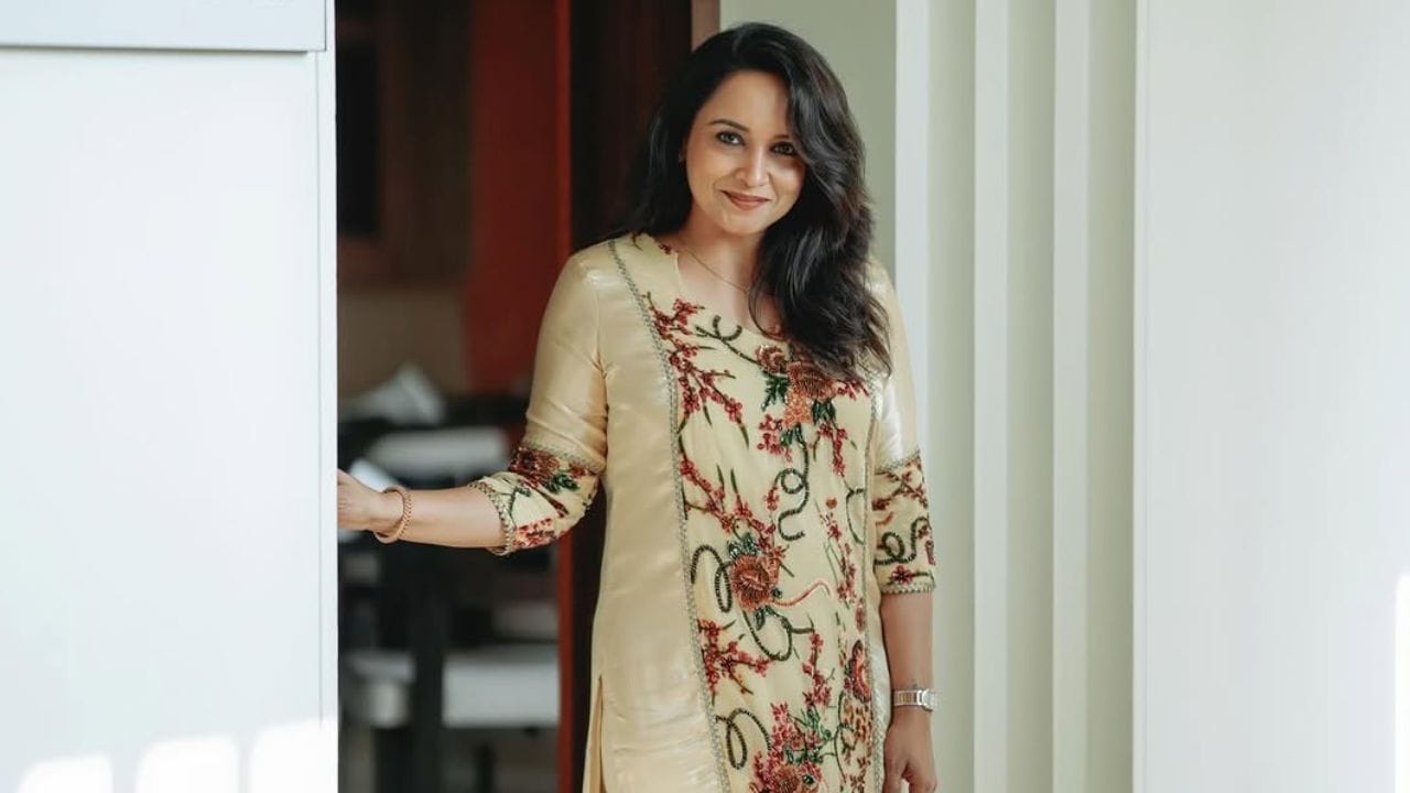 ആ താരം പറയുന്നത് ഇങ്ങനെയാണ് " നിങ്ങൾ ഒരു കാര്യത്തെക്കുറിച്ച് അതിയായ ആഗ്രഹിച്ചാൽ ഈ പ്രപഞ്ചം അത് ഗൂഢാലോചന നടത്തി നിങ്ങളിലൂടെ തന്നെ അത് നേടി തരുമെന്നാണ് ". ഇത്തവണയും താരൻ പറഞ്ഞത് പൂർണമായി മനസ്സിലാകാത്തവരും കുറെയൊക്കെ മനസ്സിലായവരും ഉണ്ട്. മനസ്സിലാകാത്തവർ എല്ലായിപ്പോഴും ചെയ്യുന്നതുപോലെ താരത്തെ നല്ല രീതിയിൽ വിമർശിക്കുന്നുണ്ട്. എന്നാൽ മനസ്സിലായവർ ശരിയാണ് എന്ന് പറഞ്ഞ് നടിയെ പിന്തുണയ്ക്കുന്നുമുണ്ട്.  ആനീസ് കിച്ചണിൽ ആയിരുന്നു നടി ഇതേക്കുറിച്ച് സംസാരിച്ചത്. (PHOTO: INSTAGRAM)