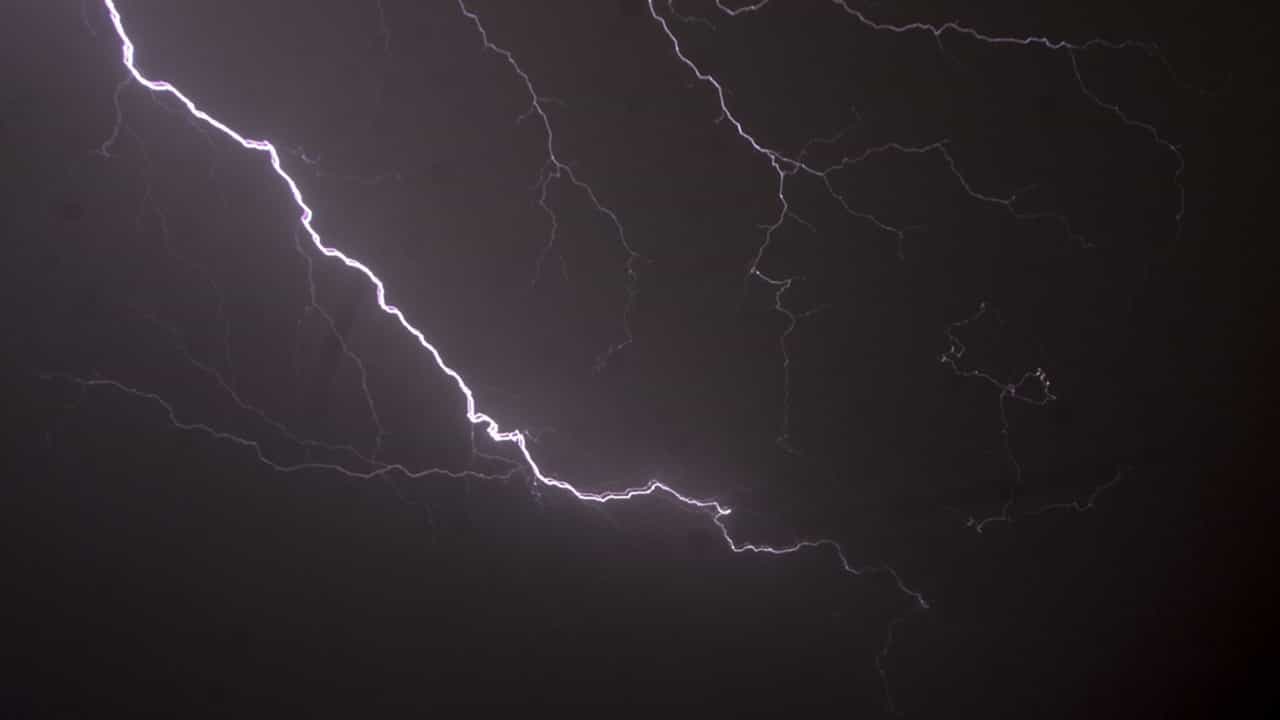 Lightning: കുടുംബത്തോടൊപ്പം പാറക്കെട്ടില്‍ ഇരിക്കുമ്പോള്‍ ഇടിമിന്നലേറ്റു; ഉറവപ്പാറയില്‍ എട്ടാം ക്ലാസുകാരിക്ക് ദാരുണാന്ത്യം