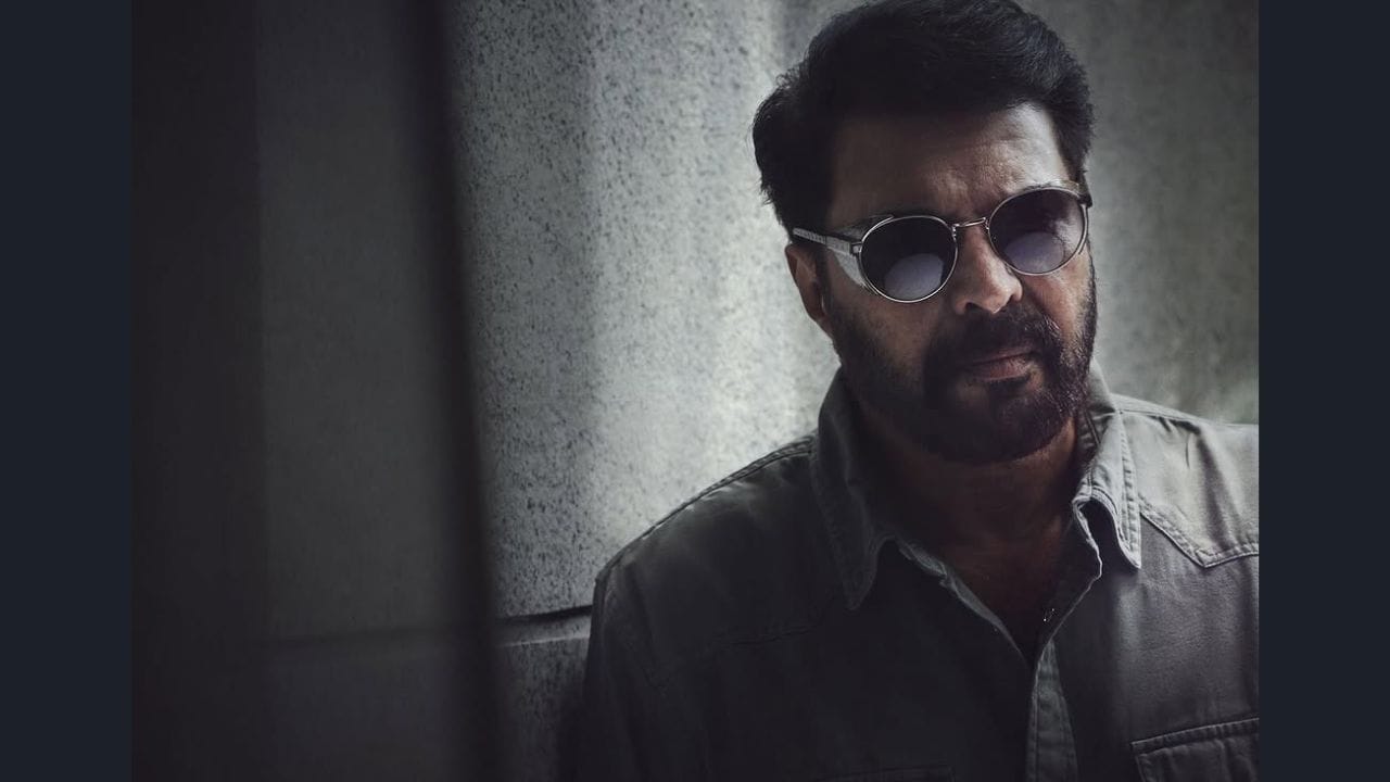 ചിത്രത്തിൽ മൂത്തോൻ എന്ന കഥാപാത്രത്തിൽ ശബ്ദ സാന്നിധ്യമായി മമ്മൂക്ക കൂടി എത്തിയതോടെ ലോക മലയാളി പ്രേക്ഷകരെ സംബന്ധിച്ച് ഒരു പുത്തൻ അനുഭവമായി മാറി. ഇപ്പോൾ ചിത്രത്തെക്കുറിച്ച് മമ്മൂട്ടി പറഞ്ഞ കാര്യങ്ങളാണ് ശ്രദ്ധേയമാകുന്നത്. ലോകയുടെ ടീം തന്നെ പറ്റിച്ചതാണ് എന്നാണ് മമ്മൂട്ടി പറയുന്നത്. താൻ പോലും അറിയാതെയാണ് തന്നെ അഭിനയിച്ചത്. തമാശരൂപേണയാണ് മമ്മൂട്ടി കാര്യങ്ങളെല്ലാം പറയുന്നത്. (PHOTO: INSTAGRAM) 