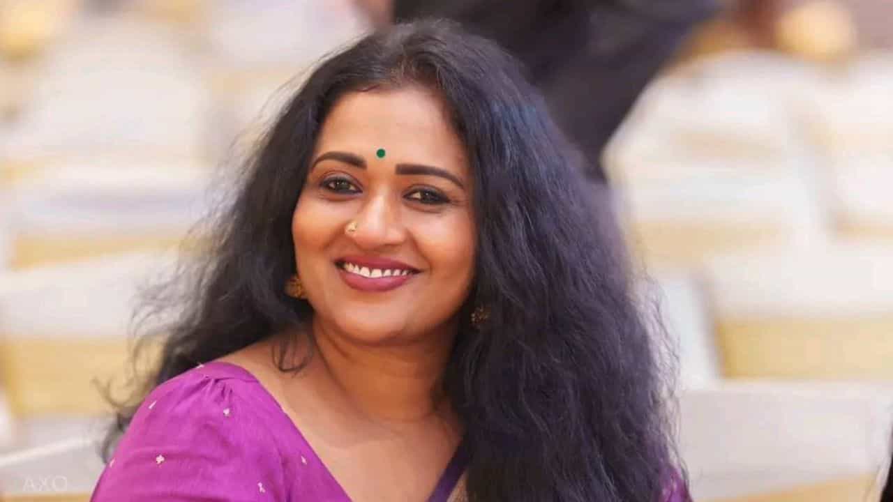 Manju Pathrose: അമ്മ വെള്ളം കോരിക്കൊണ്ട് വരുമ്പോൾ പ്രസവിച്ചു, ഞാൻ പ്രസവം നിർത്തിയത് ആ കാരണത്താൽ