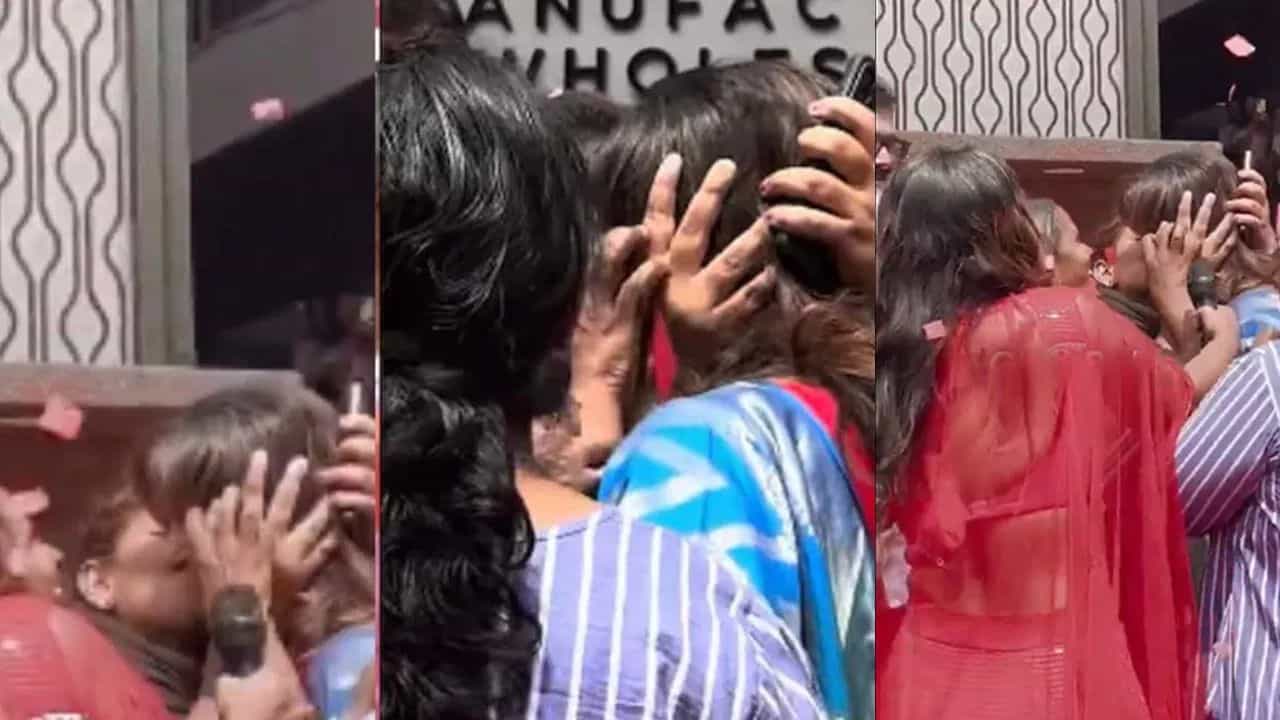 Manju Warrier : ചേച്ചിയെ ഒരുപാട് ഇഷ്ടമാണ്; മഞ്ജു വാര്യരെ കടന്നുപിടിച്ച് ചുംബിച്ച് ആരാധിക Manju Warrier : ചേച്ചിയെ ഒരുപാട് ഇഷ്ടമാണ്; മഞ്ജു വാര്യരെ കടന്നുപിടിച്ച് ചുംബിച്ച് ആരാധിക