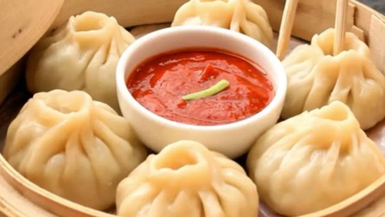 മോമോസിന്റെ പ്രധാന ചേരുവയായ മൈദ (ശുദ്ധീകരിച്ച മാവ്) ദഹന പ്രക്രിയയെ മന്ദഗതിയിലാക്കുന്നു. ഇത് വയറുവീർക്കൽ, അസിഡിറ്റി, ദഹനക്കുറവ് എന്നിവയ്ക്ക് കാരണമാകും. കാർബോഹൈഡ്രേറ്റ് കൂടുതലും എന്നാൽ നാരുകൾ, പ്രോട്ടീൻ തുടങ്ങിയ അവശ്യ പോഷകങ്ങൾ വളരെ കുറവുമാണ് ഈ വിഭവത്തിൽ.