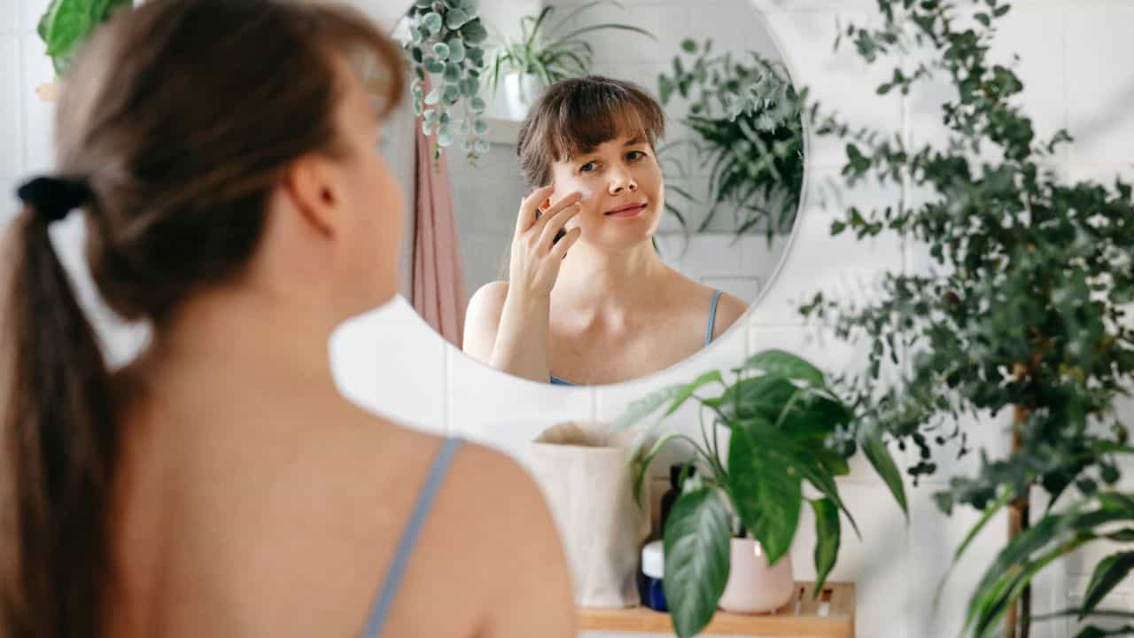 Morning vastu: രാവിലെ ഉണർന്ന ഉടൻ കണ്ണാടിയാണോ നോക്കുന്നത്? ഇതറിഞ്ഞോളൂ