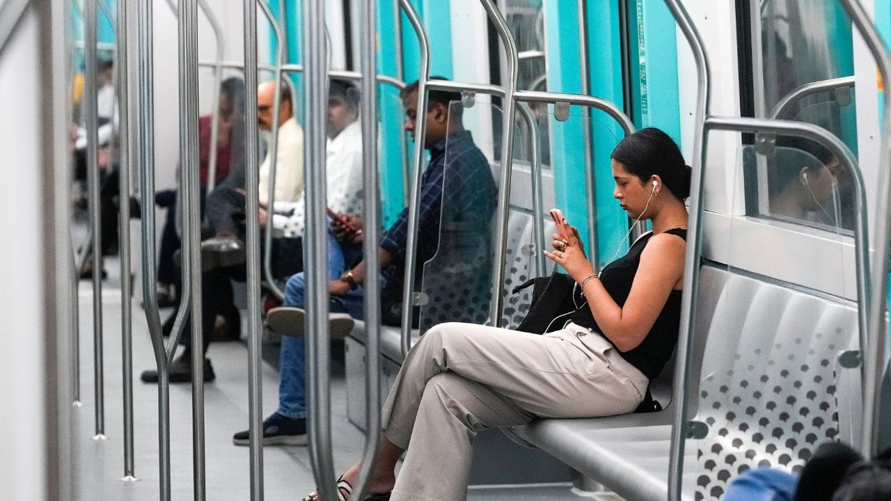 റാപ്പിഡോ, കണ്‍ഫേം ടിക്കറ്റ്, എസ്മിക്രിപ്പ്, ഇന്‍സിഗോ, റെഡ്ബസ്, വാട്‌സ്ആപ്പ്, ഊബര്‍, മുംബൈ വണ്‍ ആപ്പ് എന്നിവയുള്‍പ്പെടെ 16 ആപ്പുകളിലാണ് മെട്രോ ടിക്കറ്റിങ് സൗകര്യം ലഭ്യമായിട്ടുള്ളത്. കൂടുതല്‍ പ്ലാറ്റ്‌ഫോമുകളിലേക്ക് സേവനം നീട്ടാനുള്ള ശ്രമത്തിലാണ് മെട്രോ അധികൃതര്‍. ഇതോടെ യാത്രക്കാര്‍ ടിക്കറ്റെടുക്കാനായി വരി നില്‍ക്കേണ്ടതില്ലെന്ന് ചുരുക്കം. 

