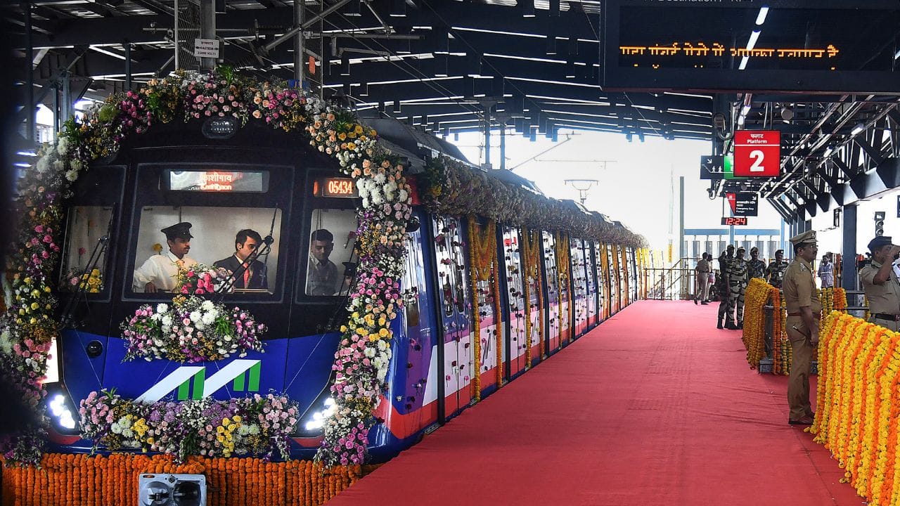99 ശതമാനത്തിലധികം സമയനിഷ്ഠ പാലിച്ചുകൊണ്ട് ഇതുവരെ 120 കോടിയിലധികം യാത്രക്കാര്‍ക്ക് സേവനം നല്‍കിയതായി അധികൃതര്‍ പറയുന്നു. പുതിയ ഓഫര്‍ കൂടുതലാളുകളെ മെട്രോയിലേക്ക് കൊണ്ടുവരുമെന്ന പ്രതീക്ഷയും അവര്‍ക്കുണ്ട്. വേറെയും ഒട്ടനവധി ഓഫറുകള്‍ പരിഗണനയിലാണ്. 

