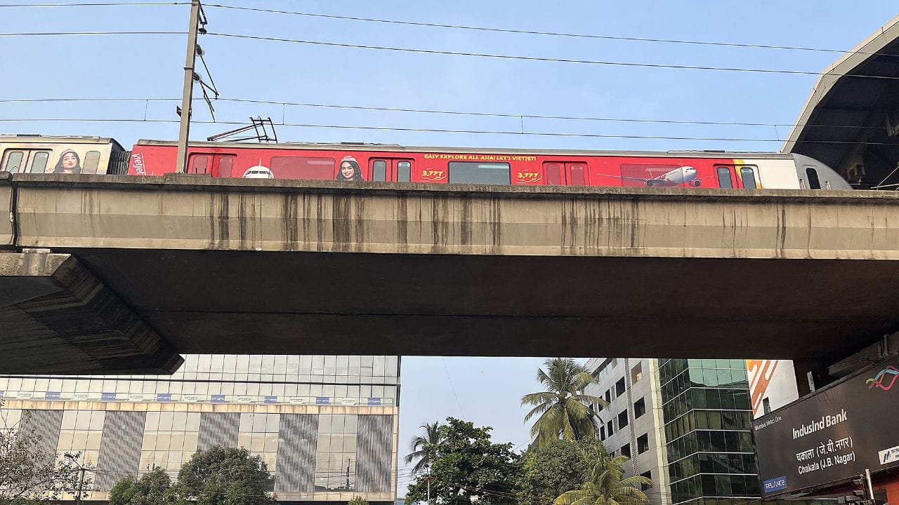 യെല്ലോ ലൈന്‍ 2 എയുടെ ബംഗൂര്‍ നഗര്‍ സ്‌റ്റേഷന്‍, റെഡ് ലൈന്‍ ഏഴിന്റെ ജെവിഎല്‍ആര്‍ സ്‌റ്റേഷന്‍, അക്വാ ലൈന്‍ മൂന്നിന്റെ ആരേ ഡിപ്പോ മെട്രോ സ്‌റ്റേഷന്‍, ഗ്രീന്‍ ലൈന്‍ നാലിന്റെ ഗാന്ധി നഗര്‍ സ്‌റ്റേഷന്‍ എന്നിവയുടെ വിവിധ ഭാഗങ്ങളില്‍ ഈ ലൈനില്‍ ഇന്റര്‍ചേഞ്ചുകള്‍ ഉണ്ടായിരിക്കും. 

