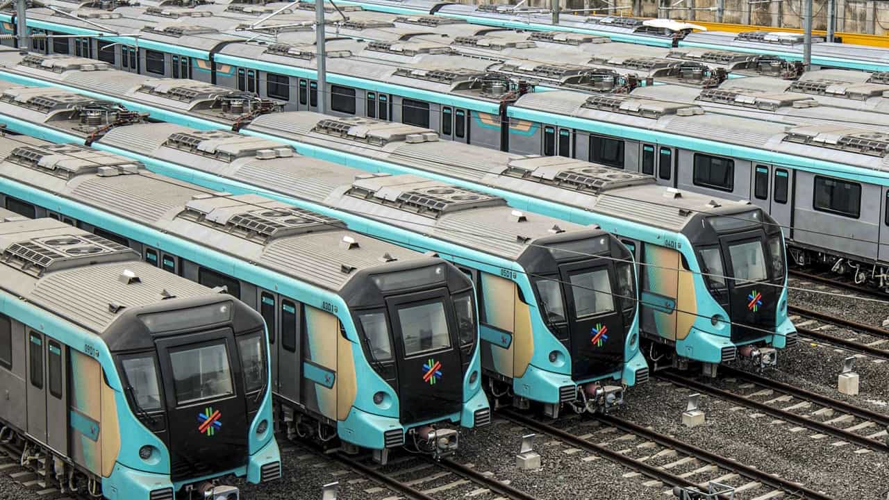 Mumbai Metro: മുംബൈയിലെ യാത്ര ഇനി വളരെ എളുപ്പം; പുതിയ മെട്രോ ലൈനിന്റെ ഉദ്ഘാടനത്തിന് ഇനി മണിക്കൂറുകള് മാത്രം Mumbai Metro: മുംബൈയിലെ യാത്ര ഇനി വളരെ എളുപ്പം; പുതിയ മെട്രോ ലൈനിന്റെ ഉദ്ഘാടനത്തിന് ഇനി മണിക്കൂറുകള് മാത്രം
