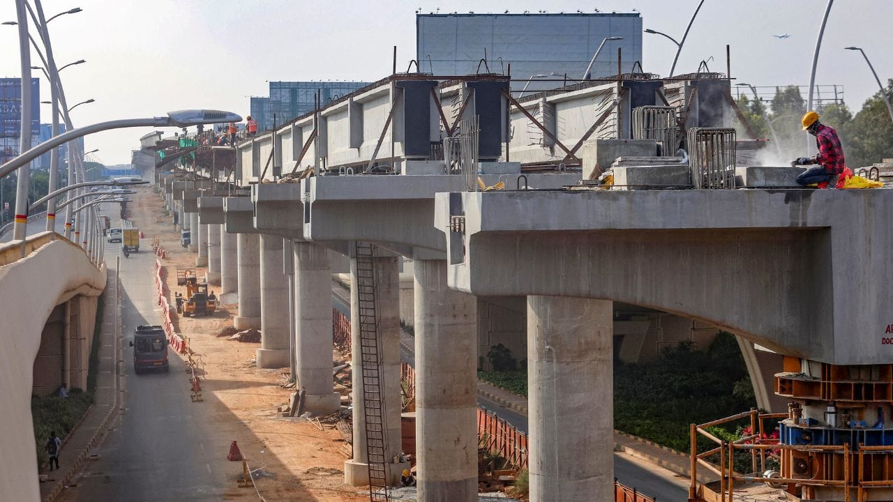 നമ്മ മെട്രോയുടെ ബ്ലൂ ലൈനിന്റെ വരവ്, യാത്രക്കാര്‍ക്ക് ഗുണപ്രദമാകുന്നതിനോടൊപ്പം റിയല്‍ എസ്റ്റേറ്റ് മേഖലയ്ക്കും ഉണ്ടാക്കാന്‍ പോകുന്നത് വലിയ നേട്ടമാണ്. പ്രധാന ഐടി, റെസിഡന്‍ഷ്യല്‍ സോണുകളിലൂടെ കടന്നുപോകുന്ന തിരക്കേറിയ ഒആര്‍ആറിലൂടെയാണ് ഈ മെട്രോ ലൈന്‍ ആസൂത്രണം ചെയ്തിരിക്കുന്നത്. ഇത് പ്രദേശത്തെ യാത്രാ സൗകര്യം കാര്യക്ഷമമാക്കും. അതിനോടൊപ്പം പ്രദേശത്തെ വീടുകള്‍ക്കും വാണിജ്യ മേഖലയ്ക്കുമുള്ള ആവശ്യകത വര്‍ധിപ്പിക്കുകയും ചെയ്യുന്നു. 

