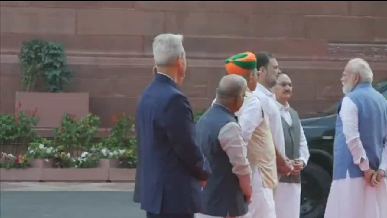 Modi-Rahul: പാര്‍ലമെന്റ് വളപ്പില്‍ രാഹുലിനോട് കുശലം പറഞ്ഞ് മോദി; വീഡിയോ വൈറല്‍