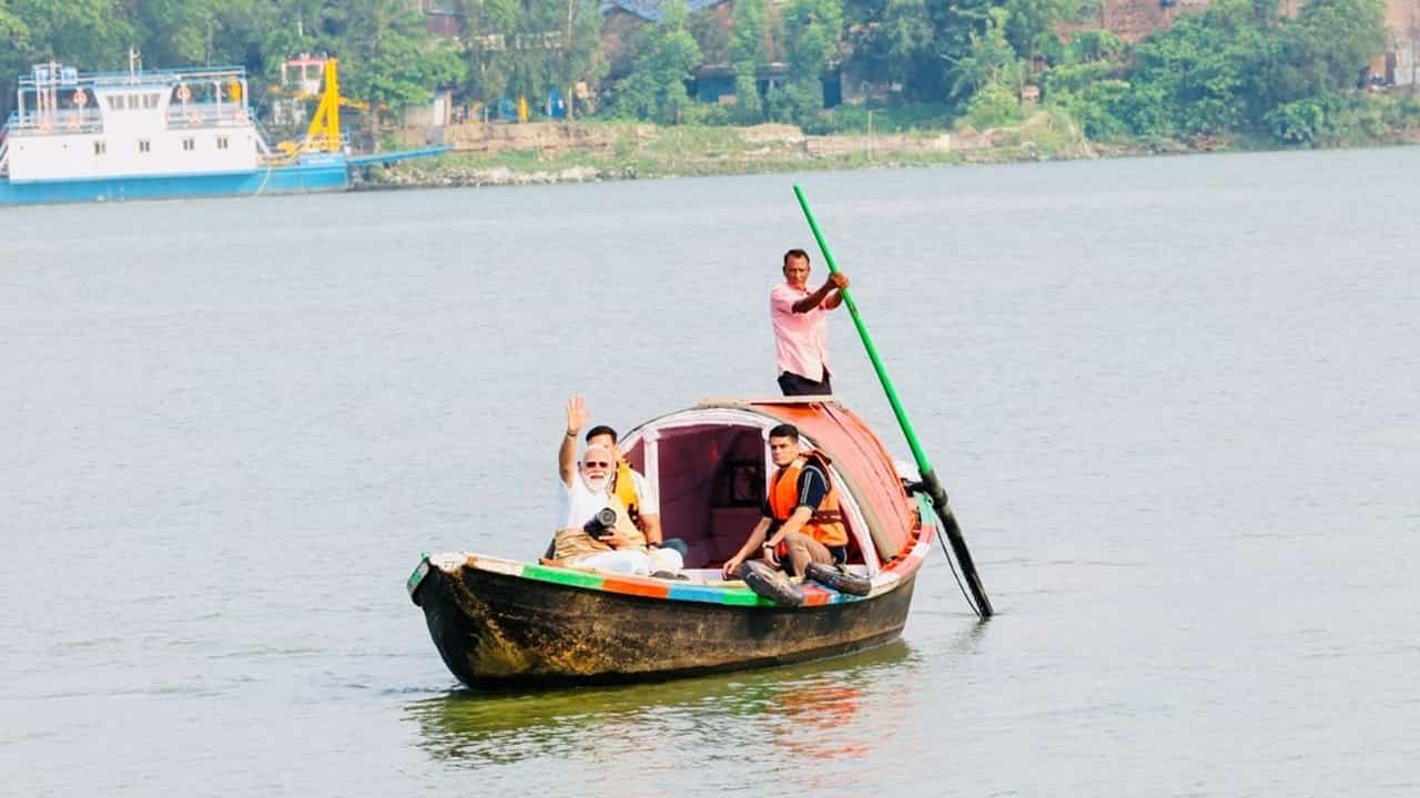 PM Narendra Modi: ഗംഗ ഒഴുകുന്നത് ബംഗാളിന്റെ ആത്മാവിലൂടെ; ഹൂഗ്ലി നദിയില്‍ മോദിയുടെ ബോട്ട് യാത്ര; വീഡിയോ വൈറല്‍