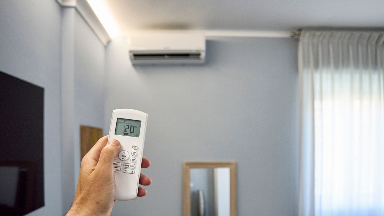 ഐസ് കട്ടകൾ: പൊതുവെ ചൂടുള്ളപ്പോൾ സീലിംങ് ഫാനിൽ നിന്ന് ചൂടുള്ള കാറ്റാണ് കിട്ടുന്നത്. കാരണം ചൂടത്ത് ചുട്ടുപൊള്ളി കിടക്കുന്ന മേൽക്കൂരയിൽ നിന്നുള്ള ചൂടും ഫാനിൻ്റെ കാറ്റിനെ സ്വാധീനിക്കുന്നു. എന്നാൽ ഒരു ബൗളിൽ ഐസ് കട്ട എടുത്ത് സീലിംഗ് ഫാനിന് താഴെയോ ടേബിൾ ഫാനിന് മുന്നിലോ വയ്ക്കുക. ഈ കാറ്റ് ഐസിൽ തട്ടുമ്പോൾ മുറിക്കുള്ളിലേക്ക് തണുത്ത കാറ്റ വരാൻ തുടങ്ങും. 
