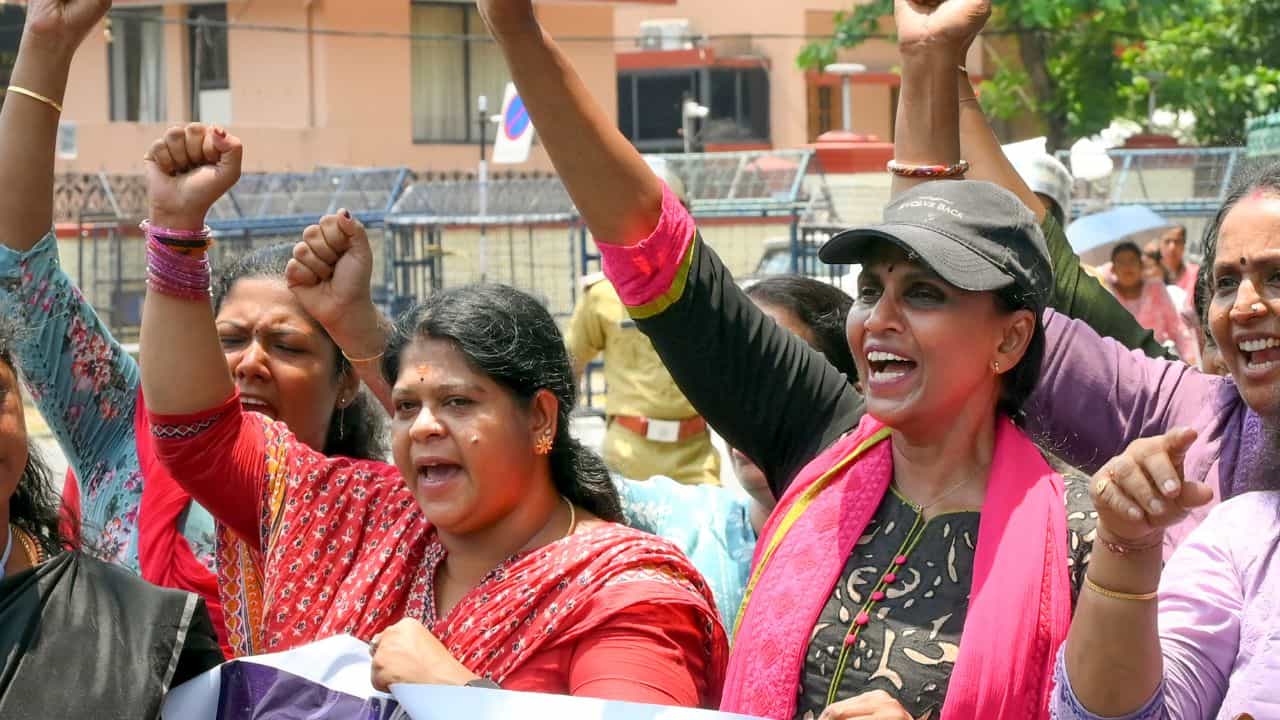 R Sreelekha: പോടാ പുല്ലേ പോലീസില്‍ ശ്രീലേഖയ്ക്ക് ഇന്ന് നോട്ടീസ് നല്‍കും; ന്യായീകരണങ്ങള്‍ ഏറ്റില്ല