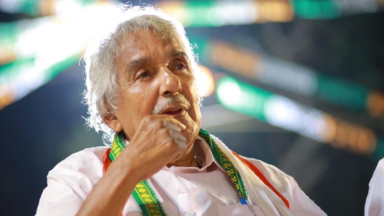 2021-ലെ നിയമസഭ തിരഞ്ഞെടുപ്പില് മത്സരിക്കുകയും, ഇപ്പോള് മണ്മറഞ്ഞുപോയവരുമായ പ്രമുഖ സ്ഥാനാര്ത്ഥികള് ആരെല്ലാമെന്ന് നോക്കാം. മുന് മുഖ്യമന്ത്രി ഉമ്മന്ചാണ്ടിയാണ് ഇവരില് പ്രധാനി. 2021-ല് പുതുപ്പള്ളിയില് 63,372 വോട്ടുകള് നേടി ജയിച്ചിരുന്നു. അദ്ദേഹത്തെ മരണത്തെ തുടര്ന്ന് നടന്ന ഉപതിരഞ്ഞെടുപ്പില് മകന് ചാണ്ടി ഉമ്മന് ജയിച്ചു (Image Credits: Oommen Chandy Facebook Page).