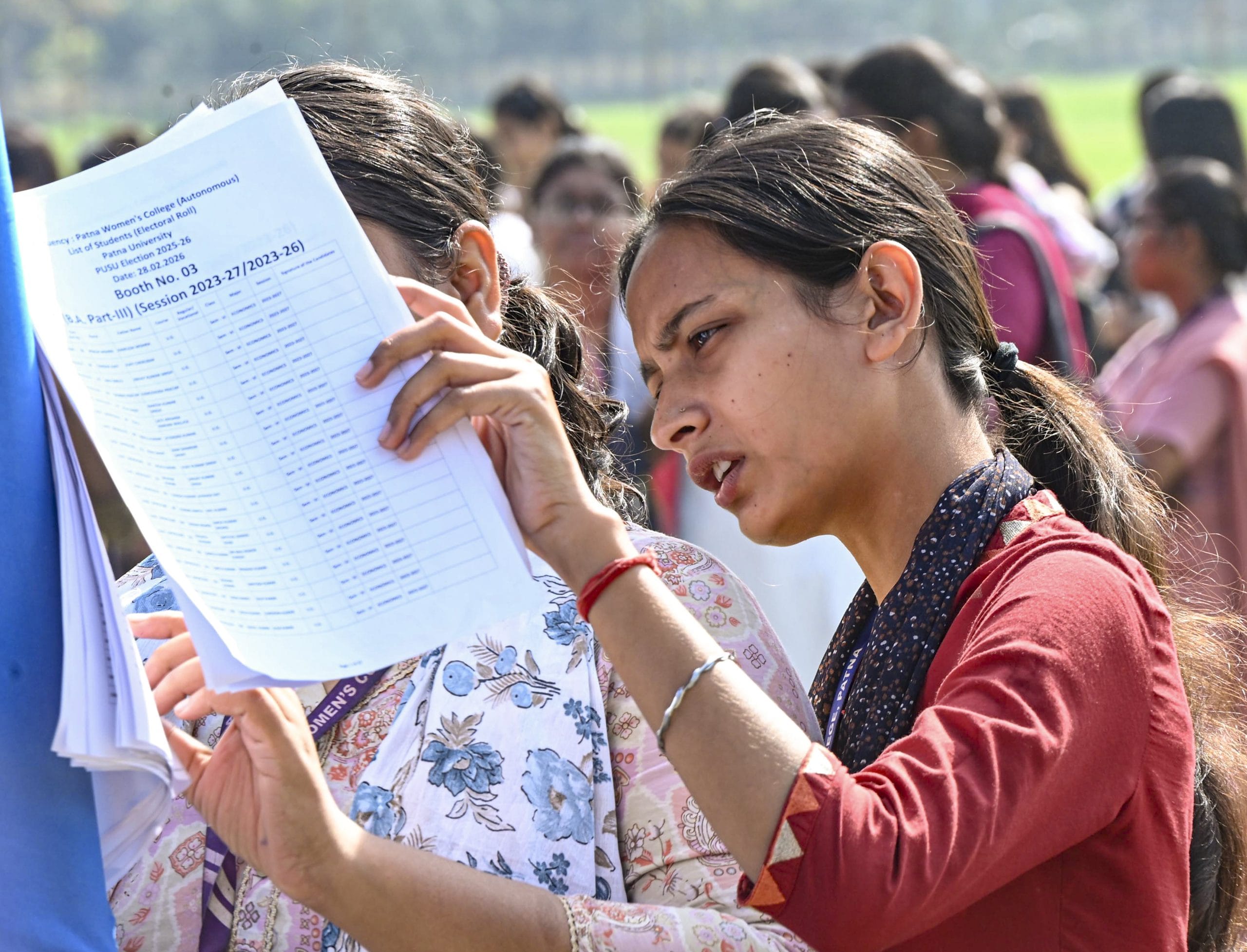 സംസ്ഥാനത്ത് ഓരോ ദിവസം കഴിയുമ്പോഴും ചൂട് കഠിനമായി കൊണ്ടിരിക്കുകയാണ്. ഈ സാഹചര്യത്തിൽ വോട്ട് ചെയ്യാൻ പോളിംഗ് ബൂത്തുകളിലേക്ക് പോകുമ്പോൾ നിങ്ങൾ ആരോഗ്യകാര്യത്തിൽ അതീവ ജാഗ്രത പാലിക്കേണ്ടതുണ്ട്. നീണ്ട വരിയിൽ ക്യൂ നിൽക്കുമ്പോൾ കടുത്ത വെയിലേറ്റ് വാടാതെയും കുഴഞ്ഞുവീഴാതിരിക്കാനും സുരക്ഷിതമായി വോട്ട് ചെയ്ത് മടങ്ങാൻ ശ്രദ്ധിക്കേണ്ട കാര്യങ്ങൾ എന്തെല്ലാമെന്ന് നോക്കാം. (Image Credits: Getty Images)
