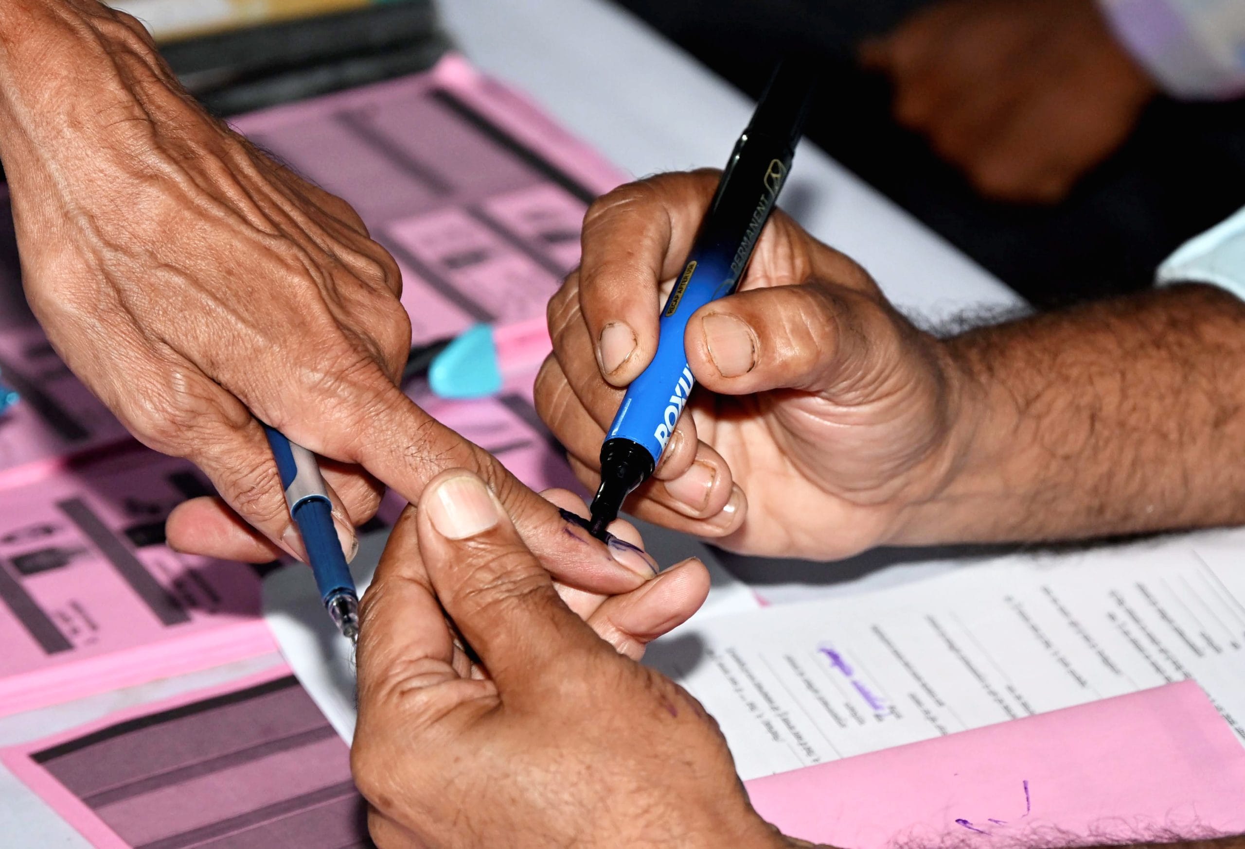 പോളിംഗ് ബൂത്തുകളിലെ നീണ്ട ക്യൂവിൽ നിൽക്കുമ്പോൾ നിർജ്ജലീകരണവും സൂര്യാഘാതവും ഉണ്ടാകാൻ സാധ്യത ഏറെയാണ്. വോട്ട് ചെയ്യാൻ കഴിവതും രാവിലെയും വൈകിട്ട് വെയിലാറിയ ശേഷവും മാത്രം പോകുക. അതുപോലെ വോട്ട് ചെയ്യാൻ പോകുമ്പോൾ ഇളം നിറത്തിലുള്ളതും അയഞ്ഞതുമായ കോട്ടൺ വസ്ത്രങ്ങൾ ധരിക്കുക. 
