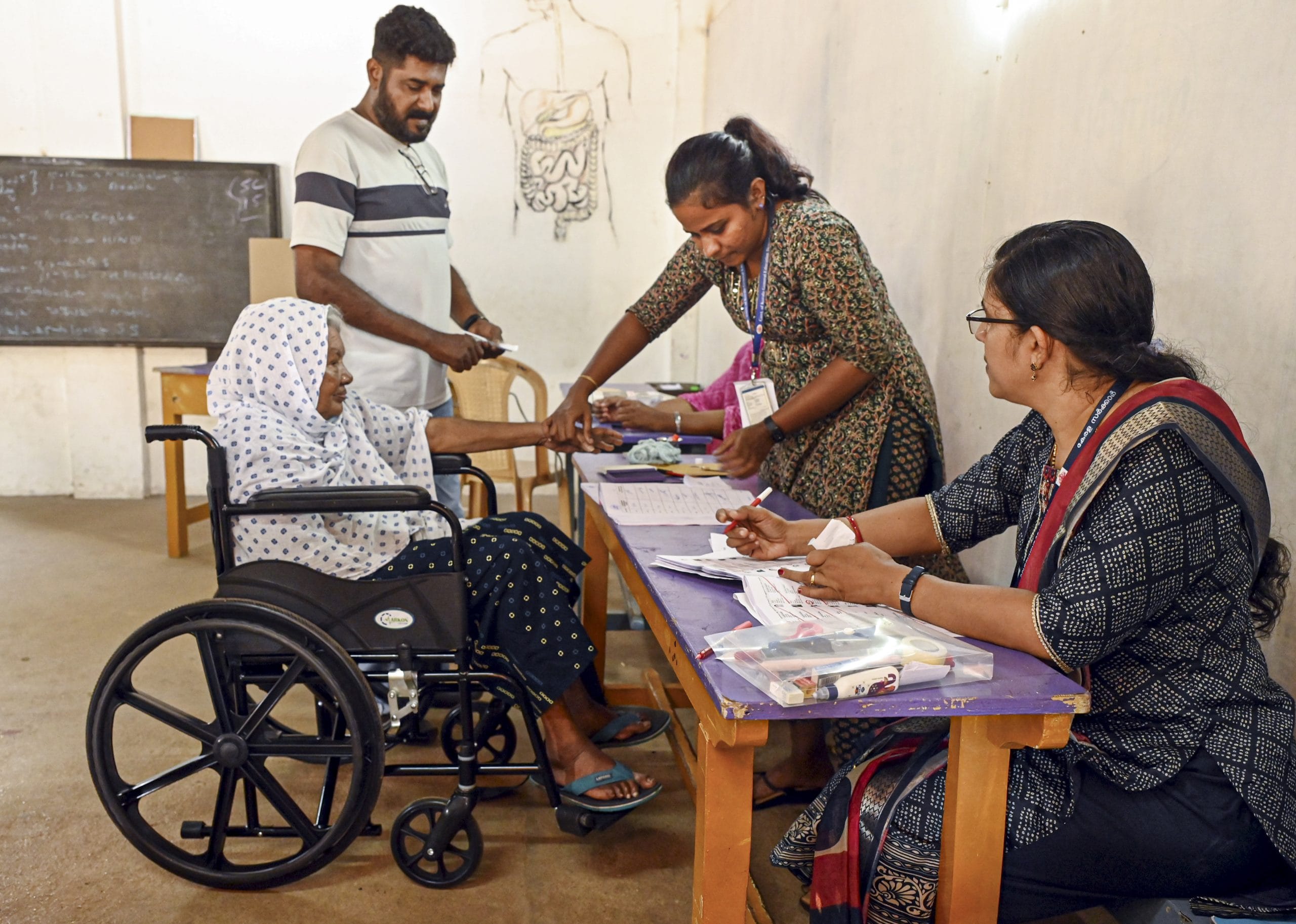 ഒരിക്കലും ഭക്ഷണം കഴിക്കാതെയോ വെറും വയറ്റിലോ വോട്ട് ചെയ്യാൻ പോകരുത്. ലഘുവായ ഭക്ഷണം കഴിച്ച ശേഷം മാത്രം വോട്ട് ചെയ്യാൻ വീട്ടിൽ നിന്ന് ഇറങ്ങുക. എണ്ണമയമുള്ളതും എരിവുള്ളതുമായ ഭക്ഷണങ്ങൾ ഒഴിവാക്കി ജലാംശം അടങ്ങിയ പഴങ്ങളോ പച്ചക്കറികളോ കഴിക്കുക.  ഉച്ചസമയത്തെ കഠിനമായ വെയിലത്ത് വോട്ട് ചെയ്യാൻ പോകുകയോ നേരിട്ട് വെയിൽ ഏൽക്കുന്നത് ഒഴിവാക്കുകയോ ചെയ്യണം. 
