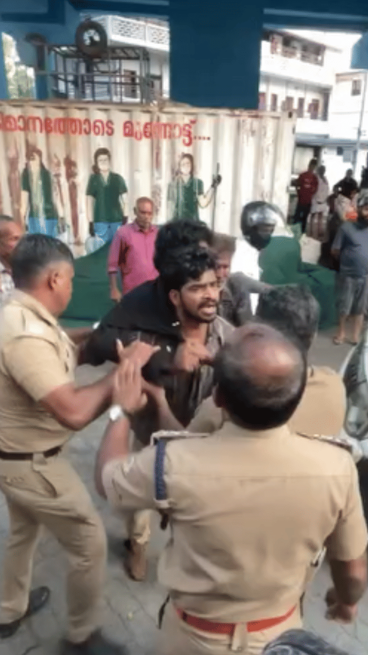 പോലീസിനെ ആക്രമിച്ചവരെ, നടുറോഡിൽ പൊക്കി