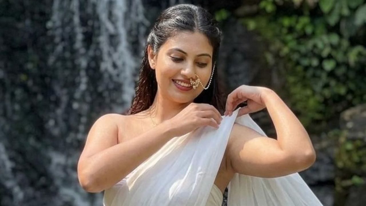 അതേസമയം, അശ്ലീല കണ്ടന്റുകള്‍ പോസ്റ്റ് ചെയ്യുന്ന യുവതികളുടെ അക്കൗണ്ടുകളില്‍ നിയന്ത്രണം കൊണ്ടുവരുമെന്ന് രാഷ്ട്രപതി ദ്രൗപതി മുര്‍മു പറഞ്ഞതായി കാണിച്ച് സോഷ്യല്‍ മീഡിയയില്‍ പോസ്റ്റ് പ്രചരിച്ചിരുന്നു. ഇതിന്റെ ഭാഗമായാണോ നടപടി എന്ന സംശയവും ഫോളോവേഴ്‌സിനുണ്ട്. 