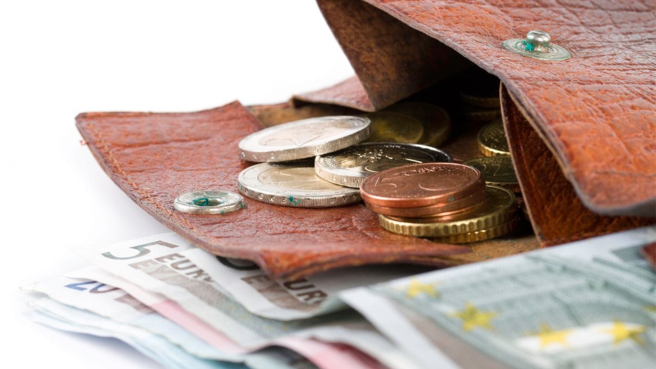 അത്തരത്തിൽ ഒരു വ്യക്തിയുടെ ജീവിതത്തിലെ പ്രധാനപ്പെട്ട എപ്പോഴും കയ്യിൽ കൊണ്ട് നടക്കുന്ന ഒന്നാണ് പേഴ്സ്. പേഴ്സിൽ ആവശ്യത്തിന് ഉപയോഗിക്കാൻ പണമുണ്ടെങ്കിൽ നമുക്ക് എപ്പോഴും മനസ്സിൽ ഒരു പോസിറ്റീവ് എനർജി അനുഭവപ്പെടും. എന്ത് കാര്യങ്ങൾക്കും നമുക്ക് ഒരു ധൈര്യവും സമാധാനവും ലഭിക്കും. എന്നാൽ കയ്യിൽ പണം ഇല്ലെങ്കിൽ നമുക്ക് എപ്പോഴും വിഷമങ്ങൾ ആയിരിക്കും.ജീവിതത്തിലെ കാര്യങ്ങൾ ഒന്നും നേടാൻ സാധിക്കാത്തതു പോലെ തോന്നും. പലപ്പോഴും നമ്മൾ കഷ്ടപ്പെട്ട് പണിയെടുക്കുന്നു ഉണ്ടാവും. എന്നാൽ പേഴ്സിൽ പണം നിൽക്കില്ല. അത് പെട്ടെന്ന് തീർന്നു പോകുന്ന പോലെ അനുഭവപ്പെടാറുണ്ടോ? 