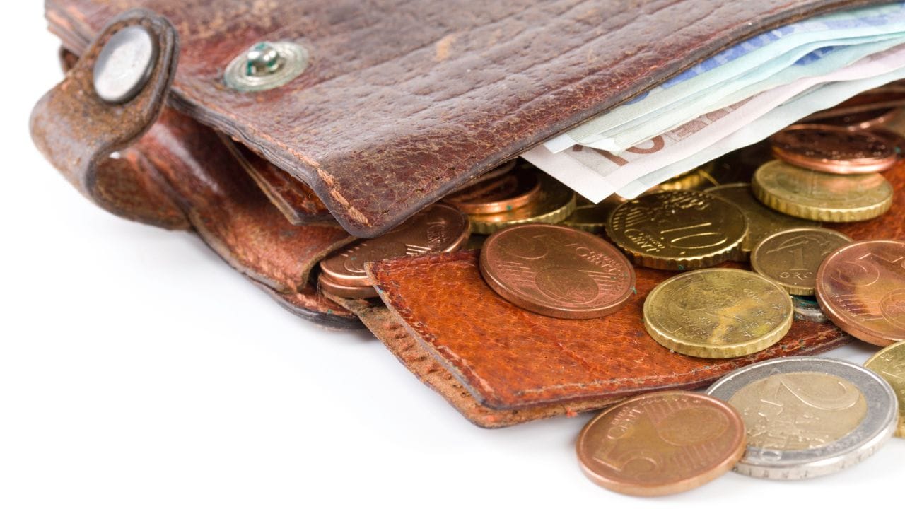 അതിനു കാരണം പേഴ്സിൽ നമ്മൾ ചെയ്യുന്ന ചെറിയ തെറ്റുകളാണ്. പ്രധാനമായും നമ്മളുടെ പേഴ്സ് നല്ല വൃത്തിയായി സൂക്ഷിക്കണം. മാത്രമല്ല പൊട്ടിയതോ കീറിയതോ ആയിട്ടുള്ള പേഴ്സുകൾ ആണ് ഉപയോഗിക്കുന്നതെങ്കിൽ ഒഴിവാക്കുക.പലരും ചെയ്യുന്ന ഒരു തെറ്റാണ് ആവശ്യമുള്ളതും ഇല്ലാത്തതുമായ പല സാധനങ്ങളും പേഴ്സിൽ അനാവശ്യമായി സൂക്ഷിച്ചു വയ്ക്കും. അങ്ങനെ ഒരിക്കലും ചെയ്യരുത്. നമ്മുടെ പേഴ്സ് ആവശ്യമുള്ള വസ്തുക്കൾ പ്രധാനമായും പണം സൂക്ഷിക്കാനുള്ളതാണ്. അല്ലാതെ ബില്ലുകളോ പേപ്പറുകളോ മറ്റ് കാര്യങ്ങളും അതിന്റെ അകത്ത് വയ്ക്കാൻ പാടില്ല. ഇത് വാസുപ്രകാരം തെറ്റാണ് നെഗറ്റീവ് എനർജിയാണ് ഇത് പേഴ്സിൽ സൂക്ഷിക്കുക. 
