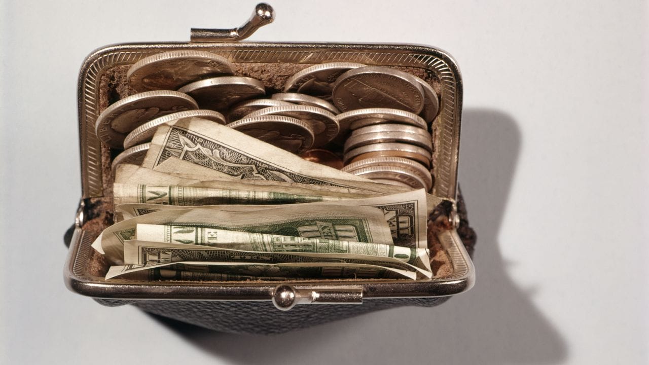 അതേസമയം മറ്റു ചില കാര്യങ്ങൾ നമ്മൾ പേഴ്സിൽ സൂക്ഷിക്കുന്നത് പേഴ്സിൽ എപ്പോഴും പോസിറ്റീവ് എനർജി ഉണ്ടാകാനും പണം നിറയാനും സഹായിക്കും. അവ എന്തൊക്കെയെന്ന് നോക്കാം.വാസ്തുശാസ്ത്രപ്രകാരം സമ്പത്ത് വർദ്ധിപ്പിക്കുന്നതിനും അനാവശ്യ ചെലവ് നിയന്ത്രിക്കുന്നതിനും ആയി വ്യാഴാഴ്ച ദിവസം നിങ്ങളുടെ പേഴ്സിൽ മഞ്ഞൾ നിറമുള്ള അരി സൂക്ഷിക്കുക. ഇത് കടലാസിലോ തുണിയിലോ പൊതിയുക ശേഷം പേഴ്സിൽ വയ്ക്കുന്നത് പണവുമായി ബന്ധപ്പെട്ട നിങ്ങളുടെ പ്രശ്നങ്ങൾ ഇല്ലാതാക്കാൻ സഹായിക്കും എന്നാണ് വിശ്വാസം.