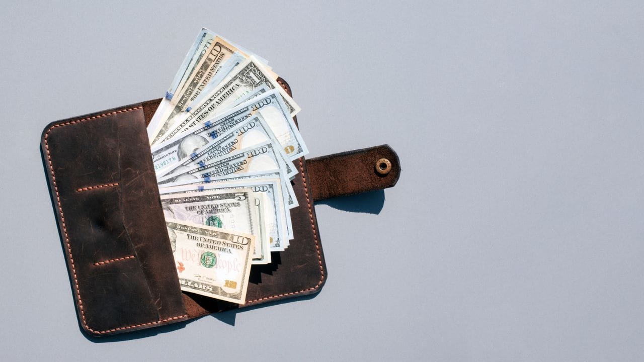  കൂടാതെ തിങ്കളാഴ്ച ദിവസങ്ങളിൽ നിങ്ങളുടെ പേഴ്സിൽ ഒരു ചെറിയ ചതുര വെള്ളി കഷ്ണം കരുതുക ഇത് പോസിറ്റീവ് എനർജി വർദ്ധിപ്പിക്കുകയും സാമ്പത്തിക സ്ഥിരത കൊണ്ടുവരികയും ചെയ്യുമെന്നാണ് വിശ്വാസം. കൂടാതെ വെള്ളിയാഴ്ചകളിൽ ലക്ഷ്മി ദേവിയുടെ ഒരു ചെറിയ വ്യക്തമായ ചിത്രം നിങ്ങളുടെ പേഴ്സിൽ സൂക്ഷിക്കുക. ഫോട്ടോ കേടു വരാത്തത് ആകാൻ ശ്രദ്ധിക്കണം. ഇത് സമ്പത്തിന് ആകർഷിക്കും എന്നാണ് വിശ്വാസം. കൂടാതെ വ്യാഴാഴ്ചകളിൽ നിങ്ങളുടെ പേഴ്സിൽ ഒരു ചെറിയ ഗോമതി ചക്രം സൂക്ഷിക്കുന്നത് ശുഭകരമായി കണക്കാക്കപ്പെടുന്നു. ഇത് ശമ്പളവും വരുമാനവും വർദ്ധിപ്പിക്കും. കടത്തിൽ നിന്നും മോചനം നൽകും. കൂടാതെ ബുധനാഴ്ചകളിൽ നിങ്ങളുടെ പേഴ്സിൽ രണ്ട് പച്ച ഏലക്ക കരുതുക. ഇത് ബിസിനസ് ഇടപാടുകൾ സമ്പത്തിന് ആകർഷിക്കൽ എന്നിവയ്ക്ക് ശുഭകരമായി കണക്കാക്കപ്പെടുന്നു.