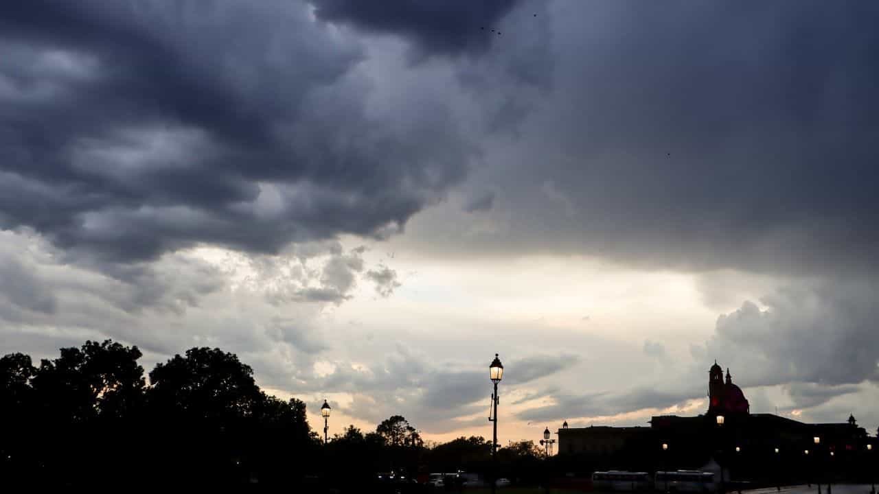 UAE Weather Alert: യുഎഇയിൽ താപനില 40 ഡിഗ്രി കടന്നു; കടുത്ത ചൂടിനും പൊടിക്കാറ്റിനും സാധ്യത, ജാഗ്രതാ നിർദ്ദേശം