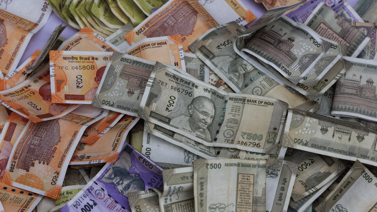 ഈ സ്കീമിലൂടെ പത്ത് വർഷത്തിൽ 25 ലക്ഷം സമ്പാദിക്കാൻ സാധിക്കും. മാസത്തിൽ 15,000 രൂപ നിക്ഷേപിക്കുകയാണെങ്കിൽ 5 വർഷത്തിൽ ഏകദേശം 10.7 ലക്ഷം നിക്ഷേപമാകും. പലിശയായി ഏകദേശം 7.5 ലക്ഷം രൂപയും ലഭിക്കും.
