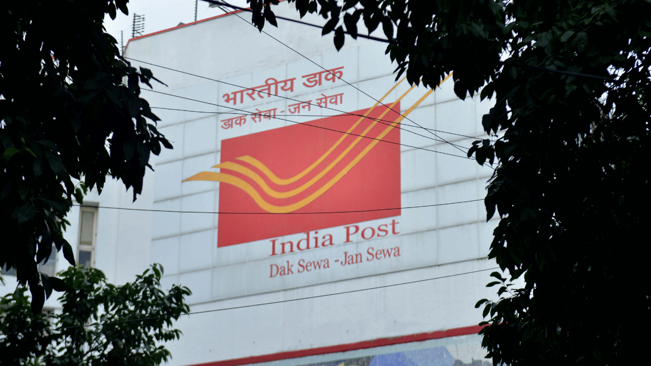 പോസ്റ്റ് ഓഫീസ് ആർഡി (റിക്കറിംഗ് ഡെപ്പോസിറ്റ്), ജനങ്ങൾക്ക് പ്രിയപ്പെട്ട നിക്ഷേപ പദ്ധതിയാണ്. ചെറിയ തുകകൾ നിക്ഷേപിച്ച് പലിശയിലൂടെ മാത്രം നിങ്ങൾക്ക് ഒരു വലിയ ഫണ്ട് ഉണ്ടാക്കാൻ സാധിക്കും എന്നതാണ് ഏറ്റവും വലിയ പ്രത്യേകത.