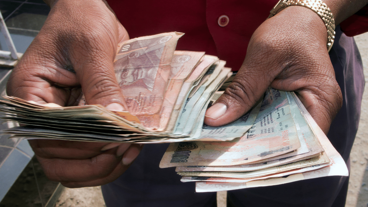 ചെറിയ തുക കൊണ്ട് വലിയ സമ്പാദ്യം ഈ സർക്കാർ ​ഗ്യാരന്റിയുള്ള സ്കീമിലൂടെ നിങ്ങൾക്ക് നേടാനാകും. (നിരാകരണം:  ഈ ലേഖനം പൊതുവായ വിവരങ്ങളെ അടിസ്ഥാനമാക്കിയുള്ളതാണ്. സാമ്പത്തിക ഉപദേശമല്ല. നിക്ഷേപത്തിന് മുമ്പ് സാമ്പത്തിക ഉപദേഷ്ടാവിൻ്റെ സഹായം തേടുക) Image Credit: Getty Images)
