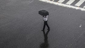 പെയ്യാന്‍ വെമ്പുന്ന മഴയെ പിന്നോട്ടുവലിച്ച് 'ആന്റി സൈക്ലോണ്‍'