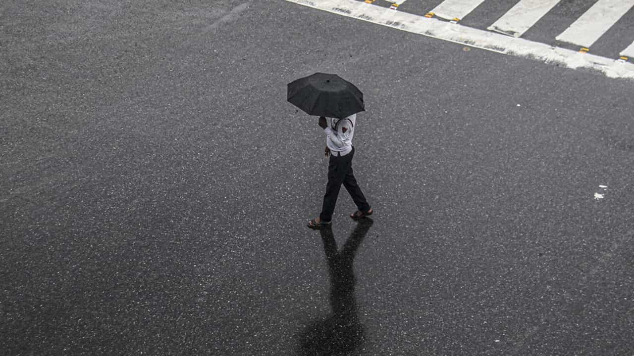 Kerala Rain Analysis: പെയ്യാന്‍ വെമ്പുന്ന മഴയെ പിന്നോട്ടുവലിച്ച് ആന്റി സൈക്ലോണ്‍; കേരളം തണുക്കാന്‍ എത്രനാള്‍ കാത്തിരിക്കണം?