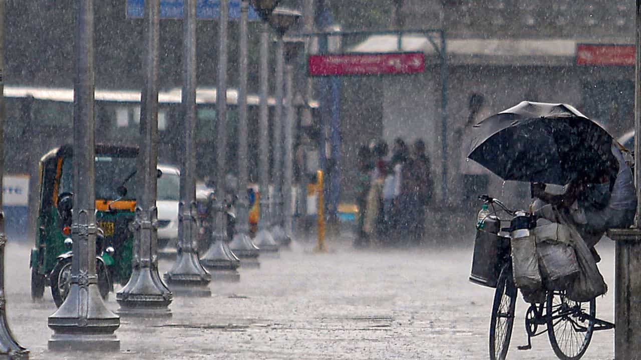 Kerala Rain Alert: എല്ലാ ജില്ലക്കാർക്കും മഴ പ്രതീക്ഷിക്കാം.... പക്ഷെ ചൂട് കുറയുമോ? Kerala Rain Alert: എല്ലാ ജില്ലക്കാർക്കും മഴ പ്രതീക്ഷിക്കാം.... പക്ഷെ ചൂട് കുറയുമോ?