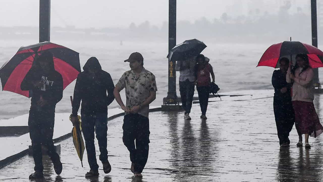 Saudi Arabia Weather Update: സൗദിയിൽ വ്യാപക മഴയോ? ശക്തമായ കാറ്റിനും മിന്നൽ പ്രളയത്തിനും സാധ്യത