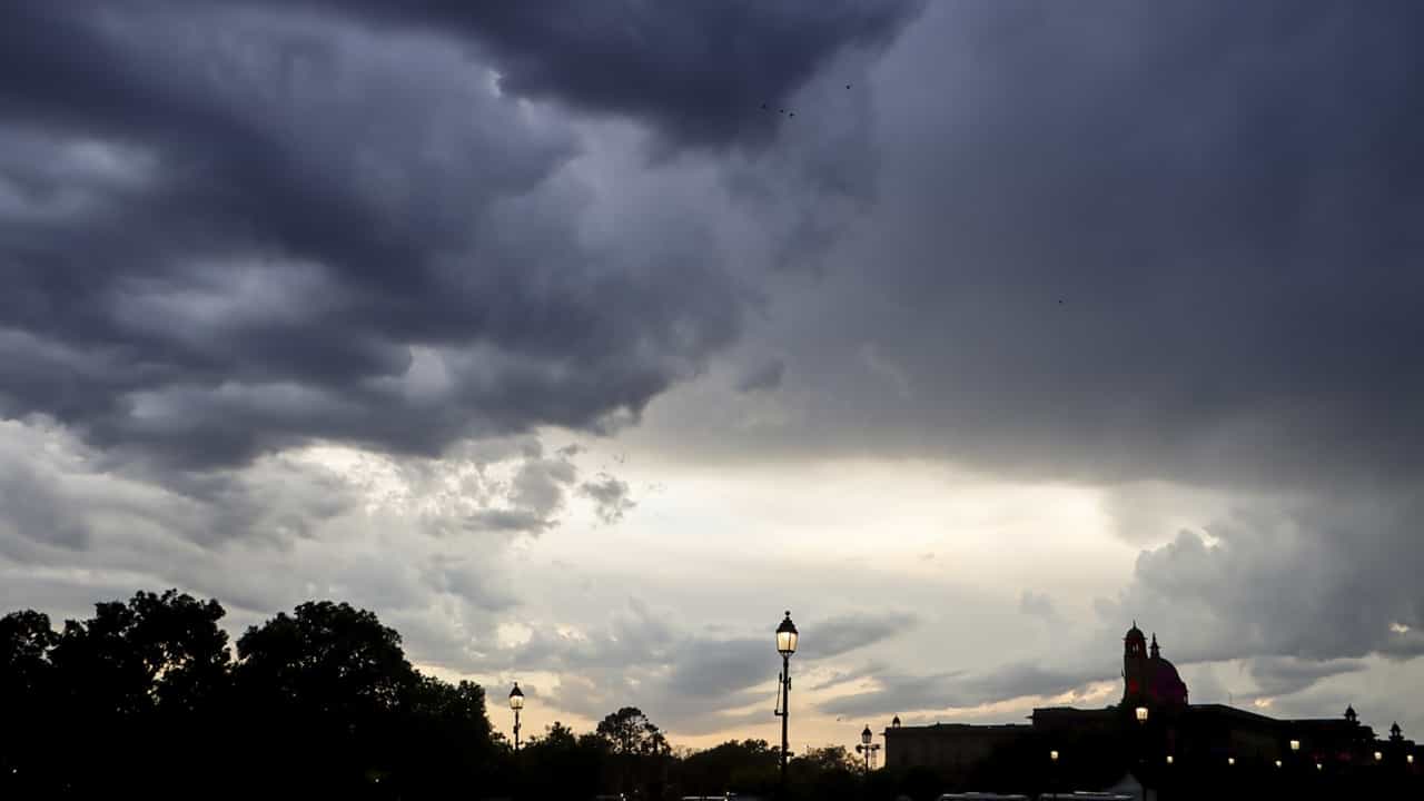 Kerala Rain Alert: എല്ലാ ജില്ലകളിലും ഇന്ന് മഴ സാധ്യത; ഇടിമിന്നലും ഉറപ്പ്; ഇന്നത്തെ കാലാവസ്ഥ മുന്നറിയിപ്പ് Kerala Rain Alert: എല്ലാ ജില്ലകളിലും ഇന്ന് മഴ സാധ്യത; ഇടിമിന്നലും ഉറപ്പ്; ഇന്നത്തെ കാലാവസ്ഥ മുന്നറിയിപ്പ്