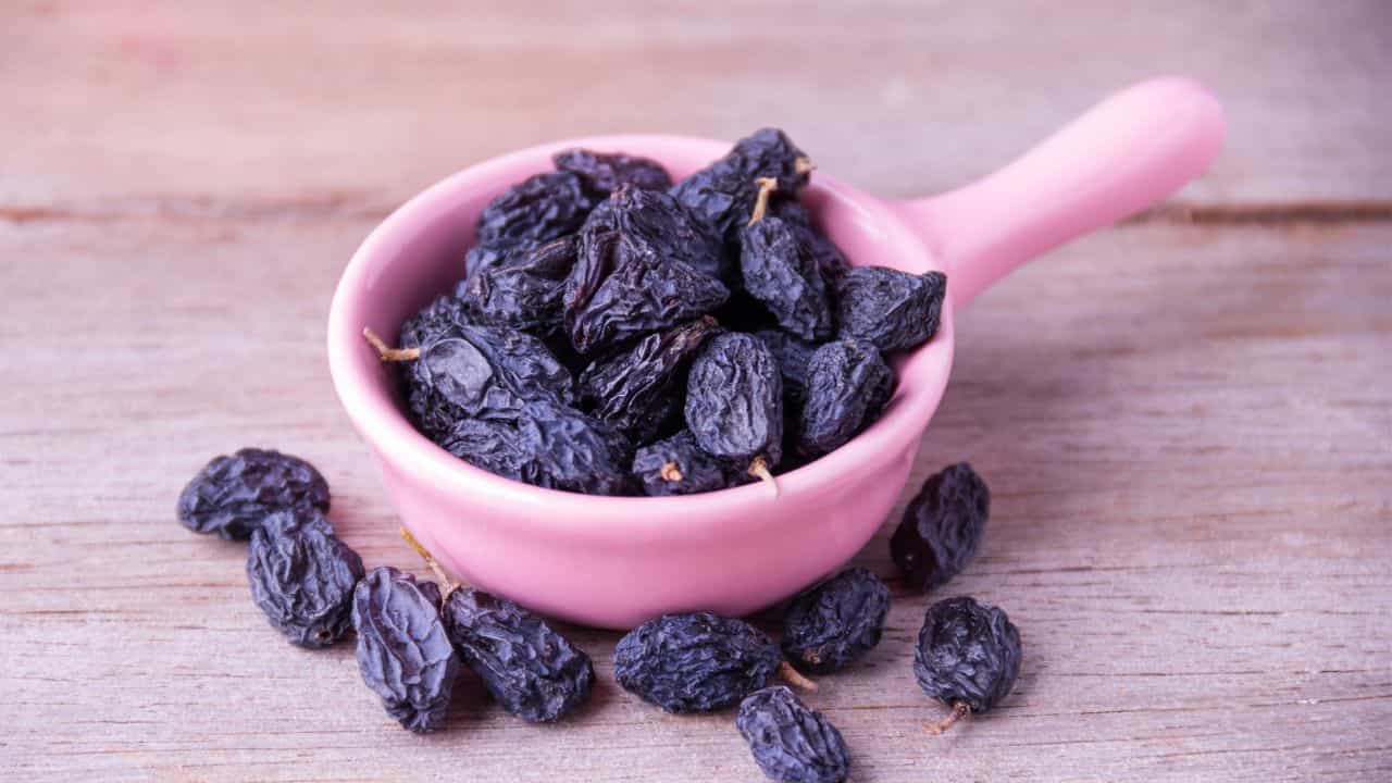Raisin: ഉണക്ക മുന്തിരി പായസത്തിൽ മാത്രമല്ല, അച്ചാർ ഇടാനും ബെസ്റ്റാ...