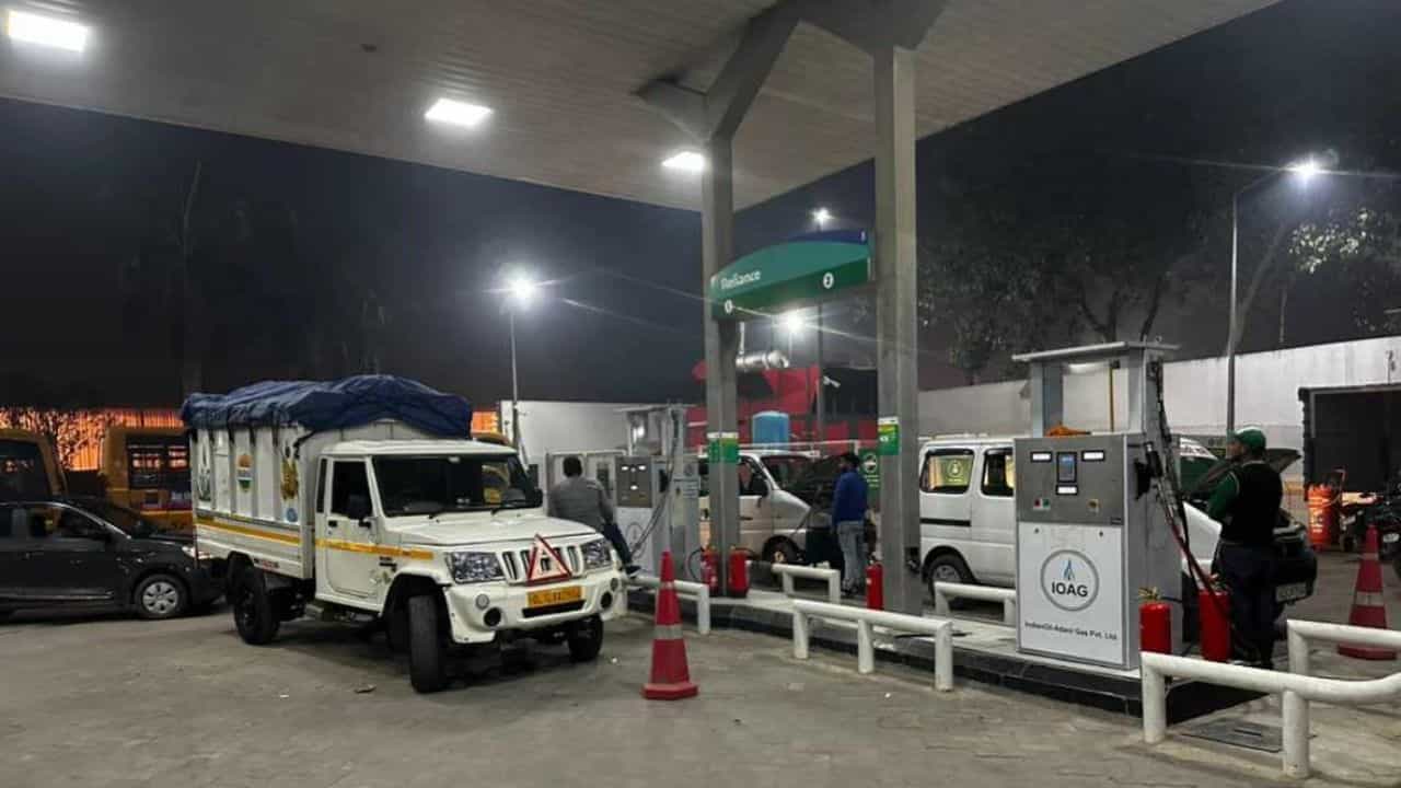 Reliance Fuel Limit: പെട്രോൾ ഒറ്റത്തവണ ഇത്രമാത്രം! റിലയൻസ് പമ്പുകളിൽ ഇന്ധനവിതരണത്തിൽ നിയന്ത്രണം Reliance Fuel Limit: പെട്രോൾ ഒറ്റത്തവണ ഇത്രമാത്രം! റിലയൻസ് പമ്പുകളിൽ ഇന്ധനവിതരണത്തിൽ നിയന്ത്രണം