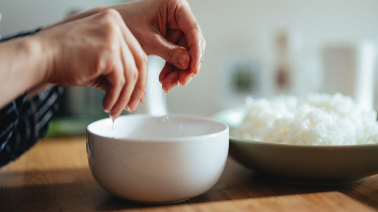 ചൂട് കാലത്ത് ഭക്ഷണം കഴിക്കുമ്പോൾ ദഹനപ്രശ്നങ്ങൾ, വയറിളക്കം, മലബന്ധം എന്നിവ ഉണ്ടാകാറുണ്ട്. എന്നാൽ ഇത്തരം പ്രശ്നങ്ങൾ ഒഴിവാക്കുന്നതിന് കഞ്ഞിവെള്ളം മികച്ചൊരു പ്രതിവിധിയാണ്. ഇതിലെ പ്രോബയോട്ടിക് ഗുണങ്ങൾ കുടലിലെ നല്ല ബാക്ടീരിയകളുടെ വളർച്ചയെ സഹായിക്കുകയും അതിലൂടെ വയറിനുണ്ടാകുന്ന അസ്വസ്ഥതകൾ കുറയ്ക്കുകയും ചെയ്യുന്നു. 
