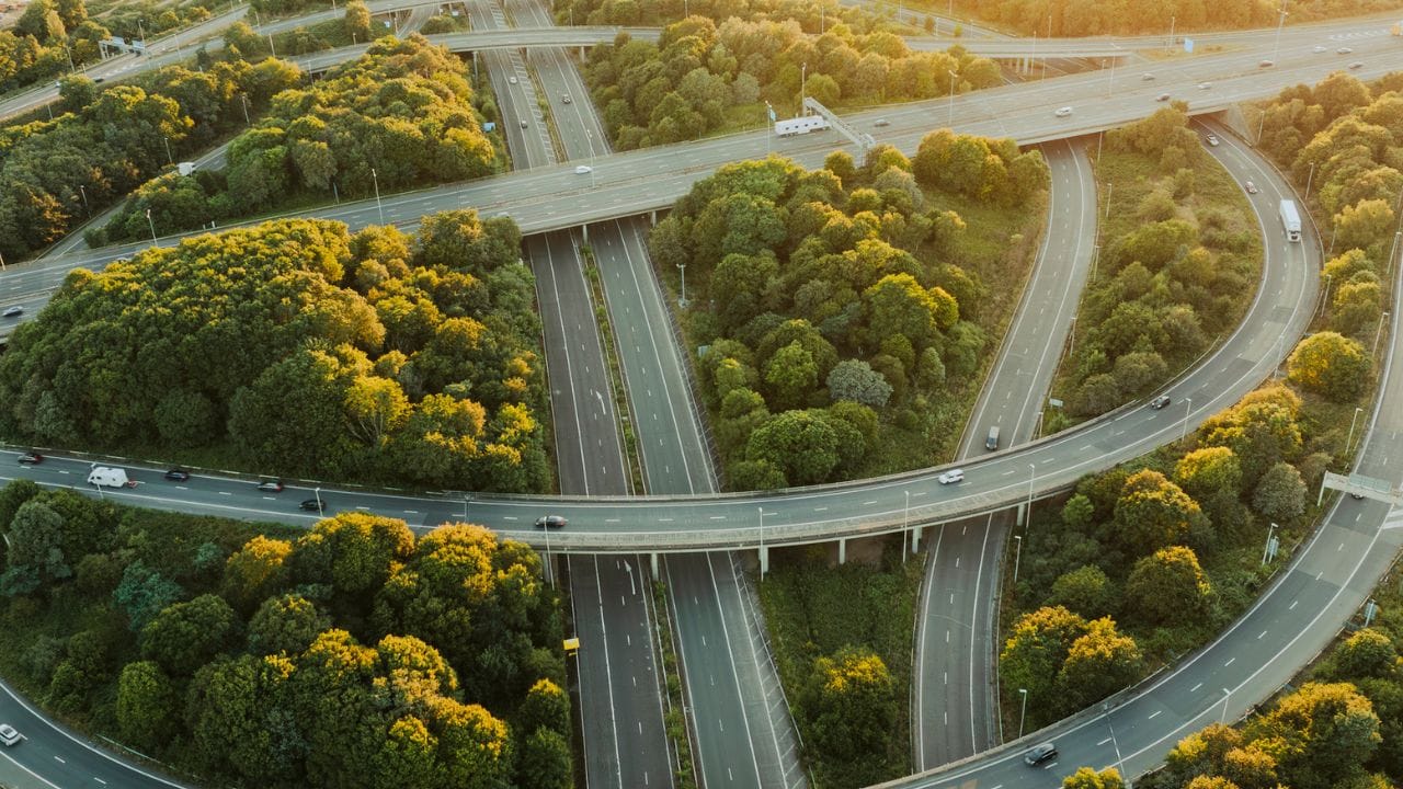 ഏറെനാളായി മുടങ്ങിക്കിടന്ന ബെംഗളൂരു ഇന്റര്‍മീഡിയേറ്റ് റിംങ് റോഡ് നിര്‍മാണം ആരംഭിക്കാന്‍ പോകുന്നു. ബെംഗളൂരു മെട്രോ പൊളിറ്റന്‍ റീജിയണല്‍ ഡെവലപ്പ്‌മെന്റ് അതോറിറ്റി നടപ്പിലാക്കുന്ന പാതയുടെ നിര്‍മാണം 2007ലാണ് ആരംഭിച്ചത്. എന്നാല്‍ നിയമപരമായ തര്‍ക്കങ്ങളും ഭൂമി ഏറ്റെടുക്കലില്‍ നേരിട്ട വെല്ലുവിളികളും കാരണം പദ്ധതി വൈകി. (Image Credit Source: Getty Images)