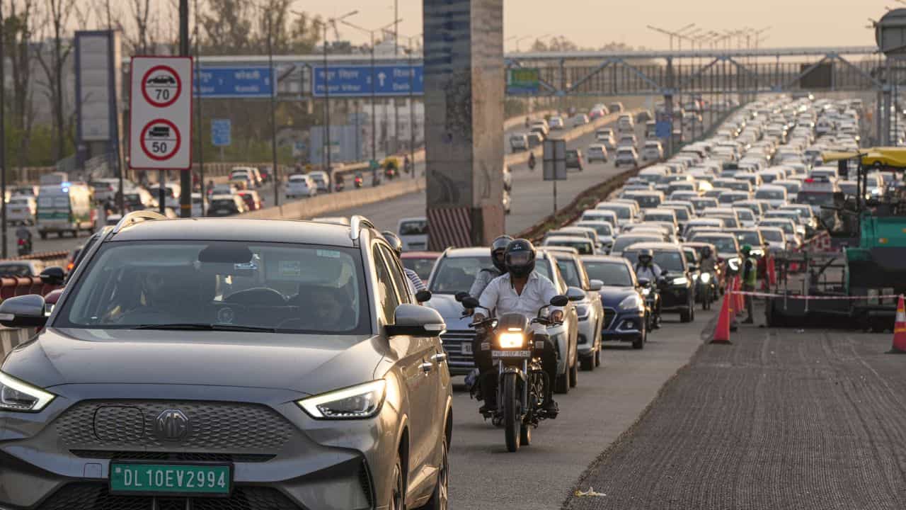 Silk Board Flyover: ട്രാഫിക് ബ്ലോക്കില് പെട്ടുപോകും! സില്ക്ക് ബോര്ഡ് ഡബിള് ഡെക്കര് ഫ്ളൈഓവര് തുറക്കുന്നു Silk Board Flyover: ട്രാഫിക് ബ്ലോക്കില് പെട്ടുപോകും! സില്ക്ക് ബോര്ഡ് ഡബിള് ഡെക്കര് ഫ്ളൈഓവര് തുറക്കുന്നു