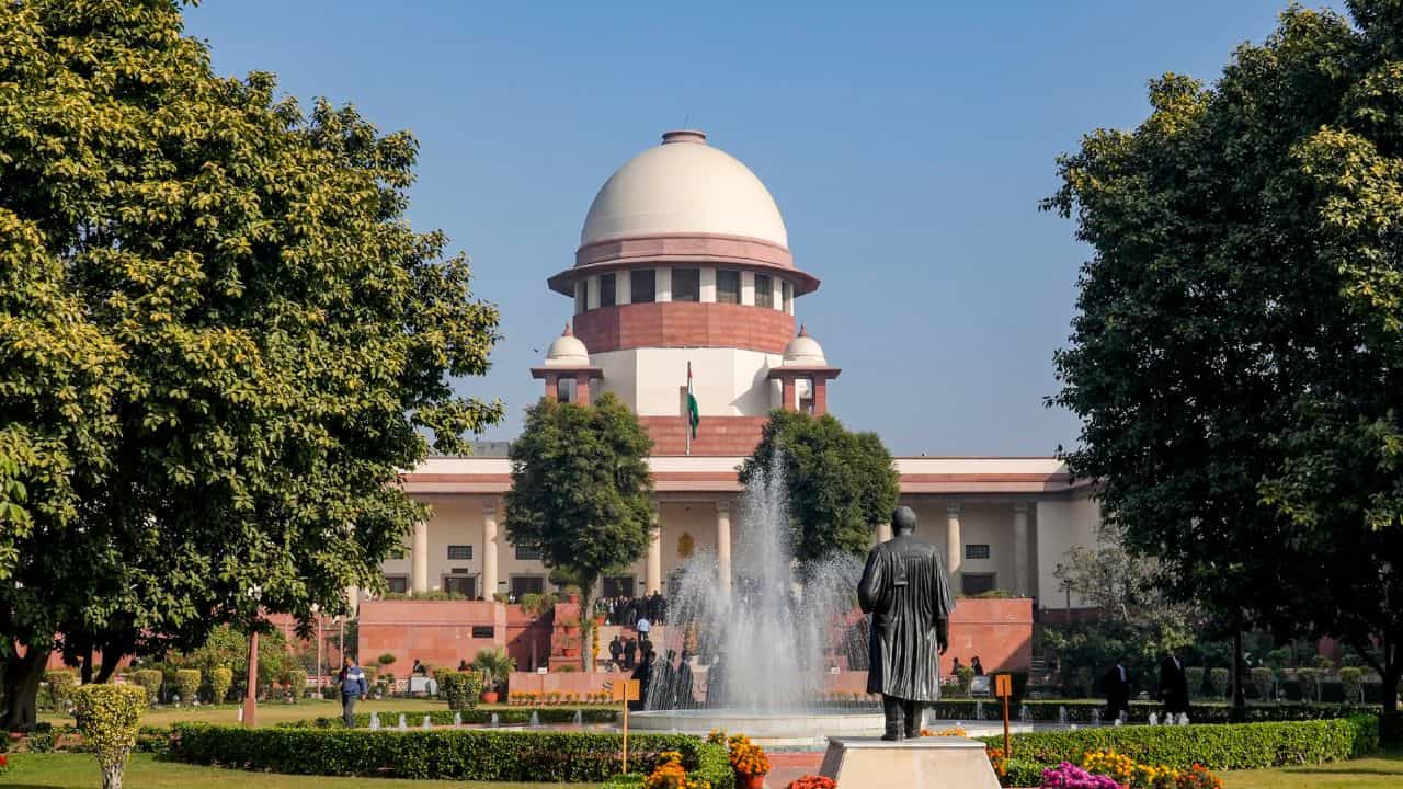 Sabarimala Women Entry: ശബരിമല യുവതീപ്രവേശം: ചില ആചാരങ്ങളെ അന്ധവിശ്വാസമായി കോടതിക്ക് തീരുമാനിക്കാമെന്ന് സുപ്രീം കോടതി Sabarimala Women Entry: ശബരിമല യുവതീപ്രവേശം: ചില ആചാരങ്ങളെ അന്ധവിശ്വാസമായി കോടതിക്ക് തീരുമാനിക്കാമെന്ന് സുപ്രീം കോടതി